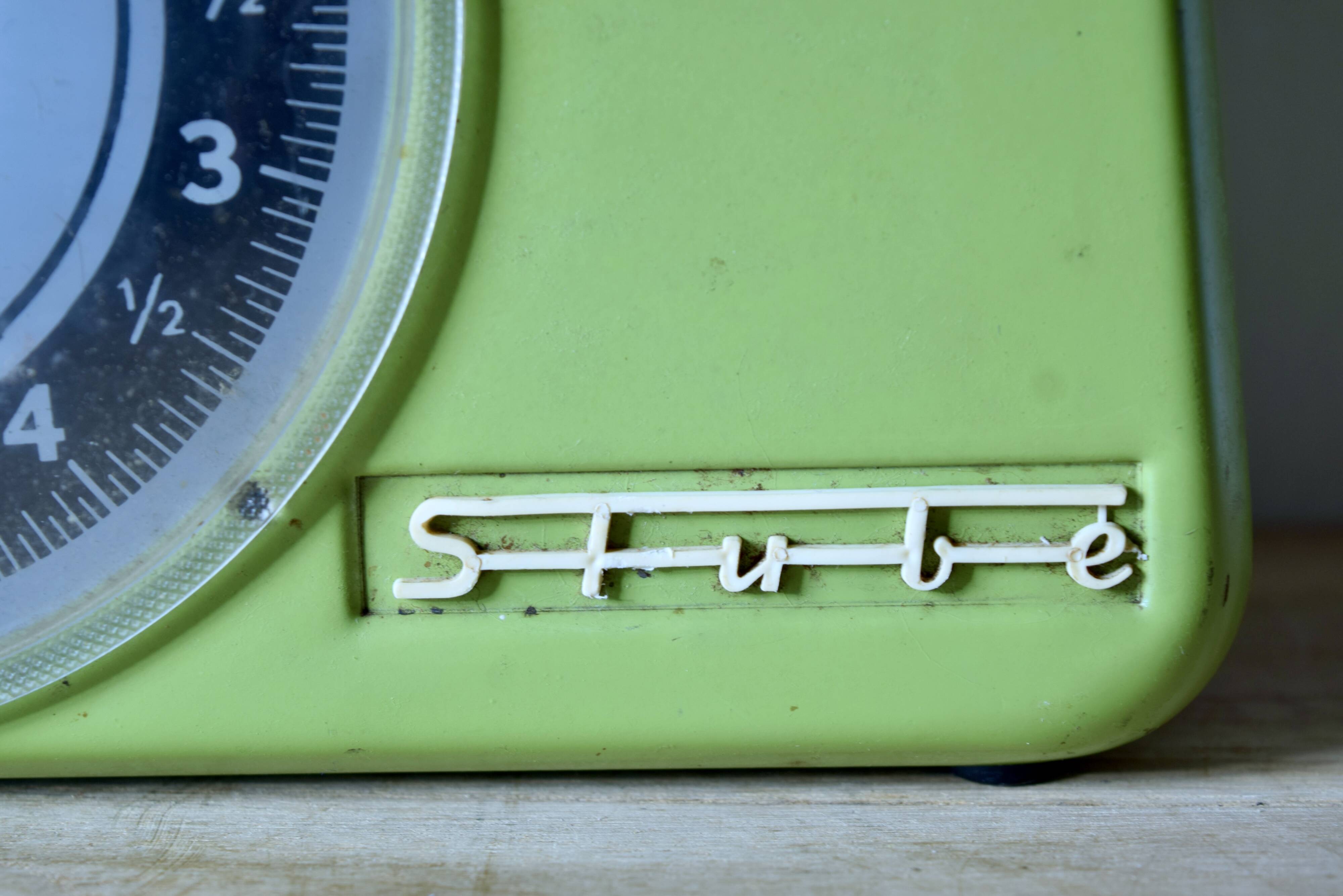 Stube - vintage green kitchen scale in enameled metal - force 10