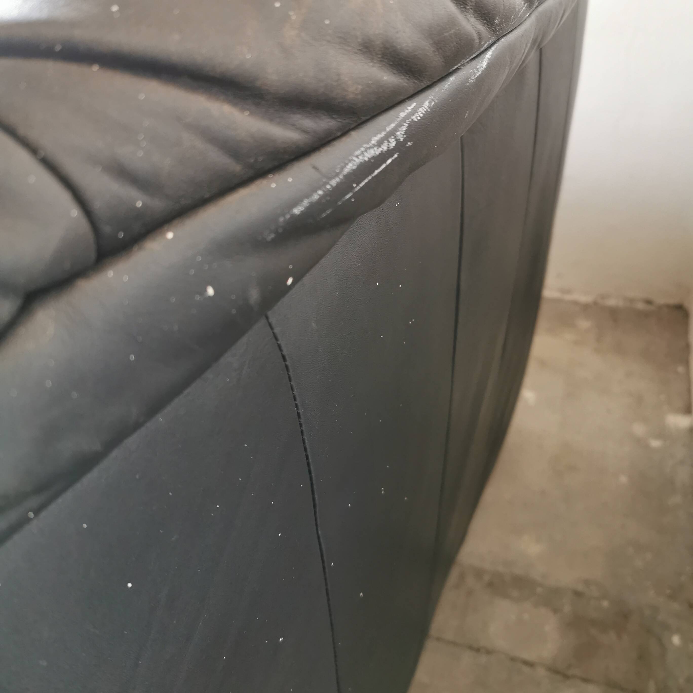 Pair of black leather armchairs from the 80s