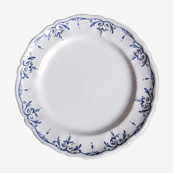 Assiette blanche et bleue Le Fayansier de Moustiers Atelier de Saint Jurs