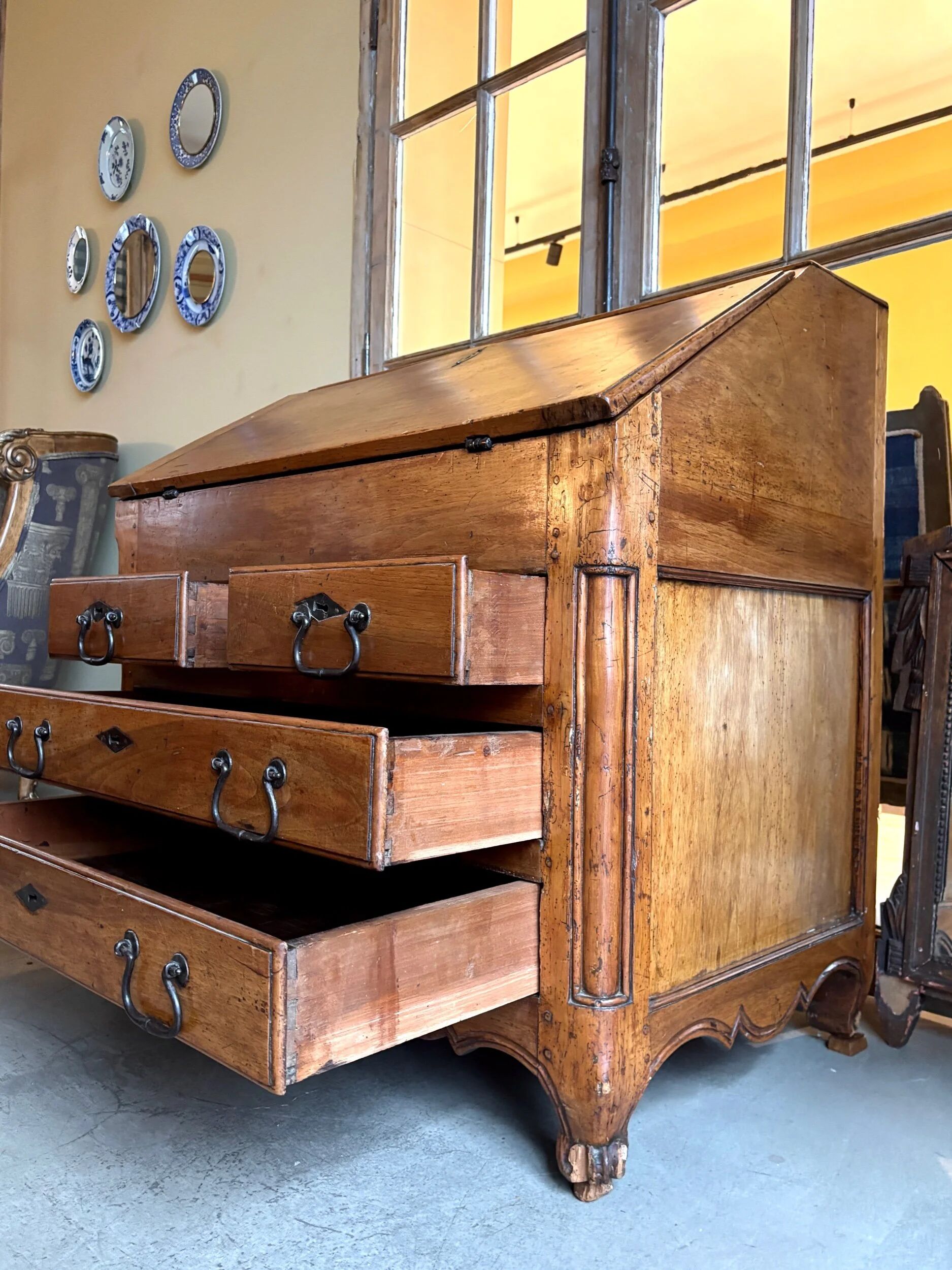 Secretary, sloped desk in walnut, 18th century ☐ 97.5 x 62 cm