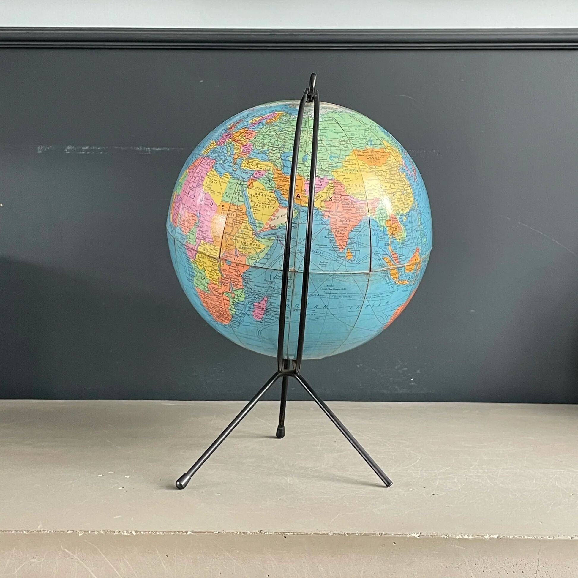 Vintage terrestrial globe Girard and Barrère - 1950s-60s - string base - Ref 1153