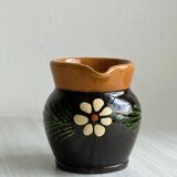 Petit pichet Alsacien en céramique noire et marron, décoré de motifs floraux peints à la main.