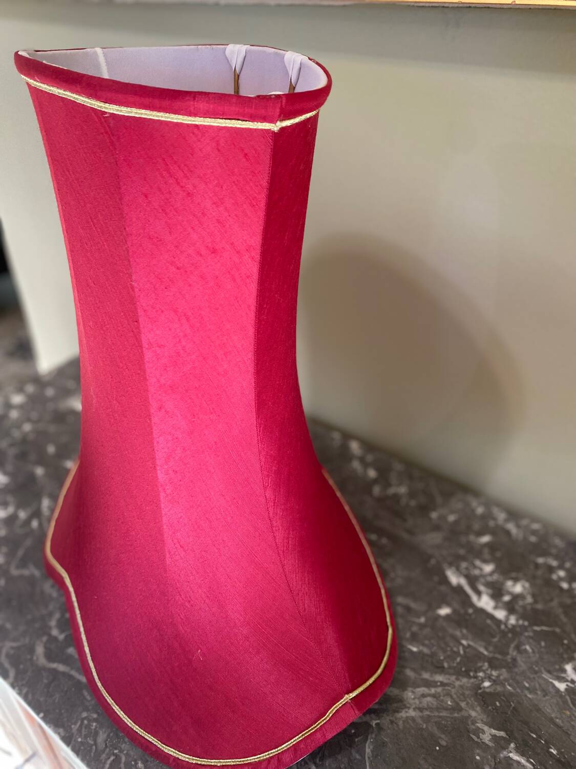 Lampshade in pinkish-burgundy fabric