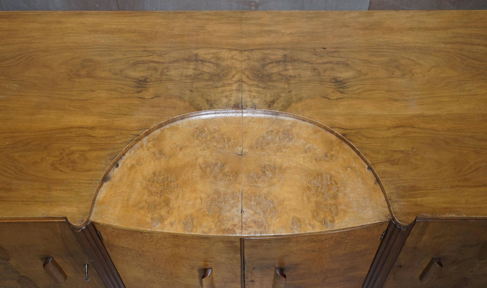 Buffet Art déco en noyer burr avec tiroirs et bar