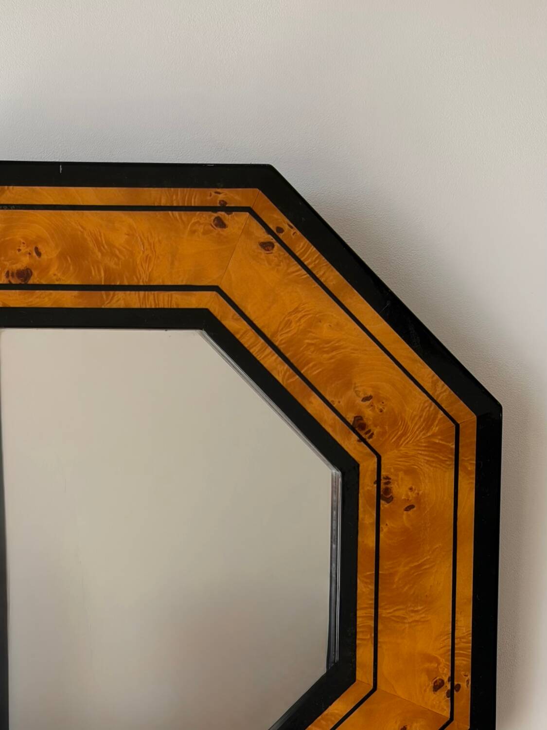 Miroir octogonal en loupe d’orme par Jean-Claude Mahey