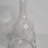Carafe en verre taillé, motif entrecroisé, hauteur 22 cm, numérotée sous la base