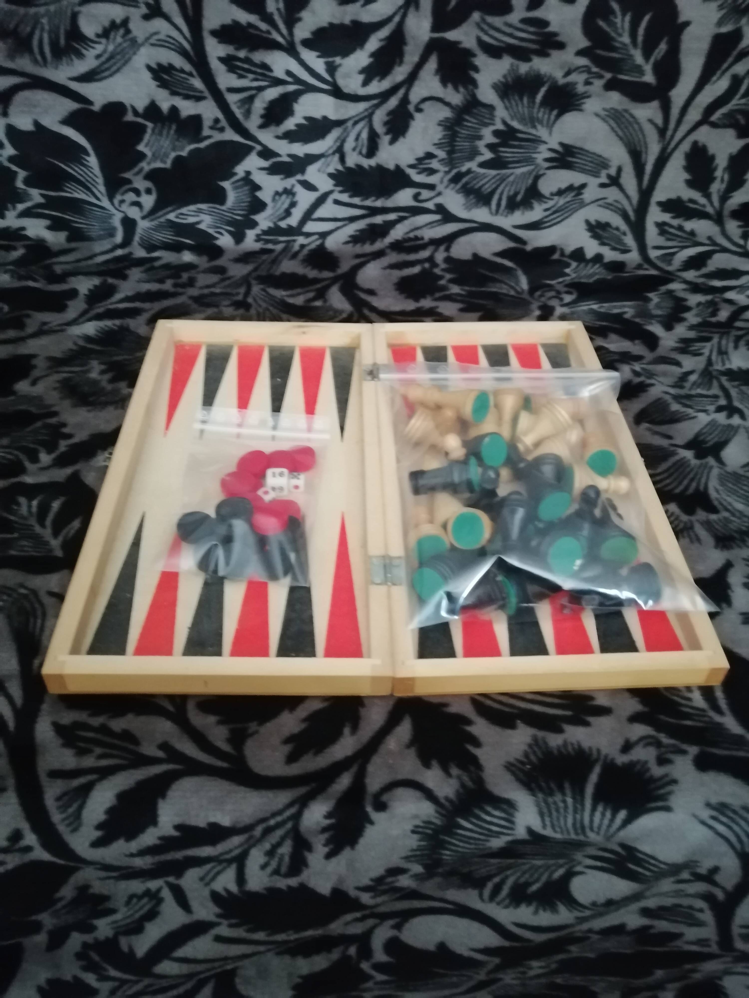Chess set vintage foldable travel box