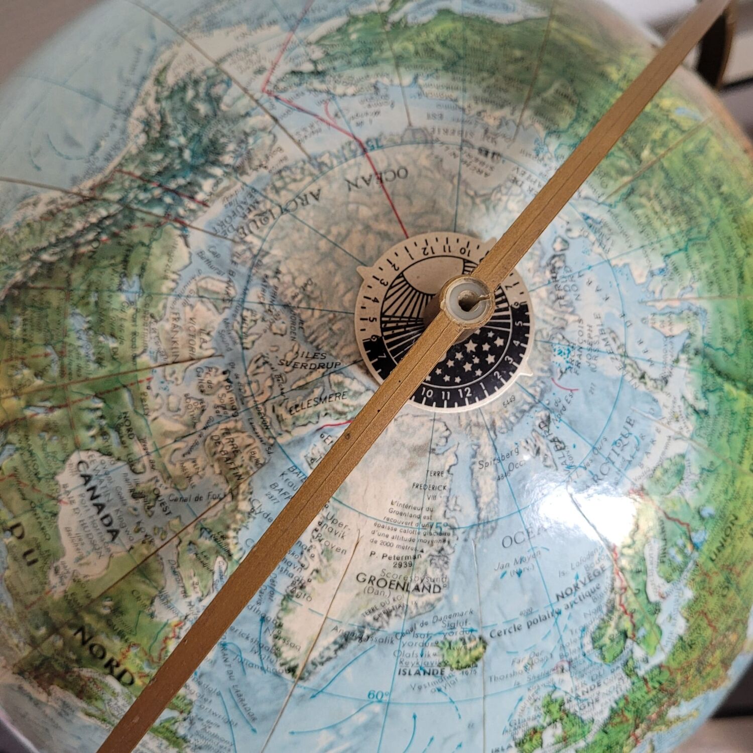 Globe terrestre en relief en laiton vintage
