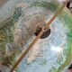 Globe terrestre en relief en laiton vintage