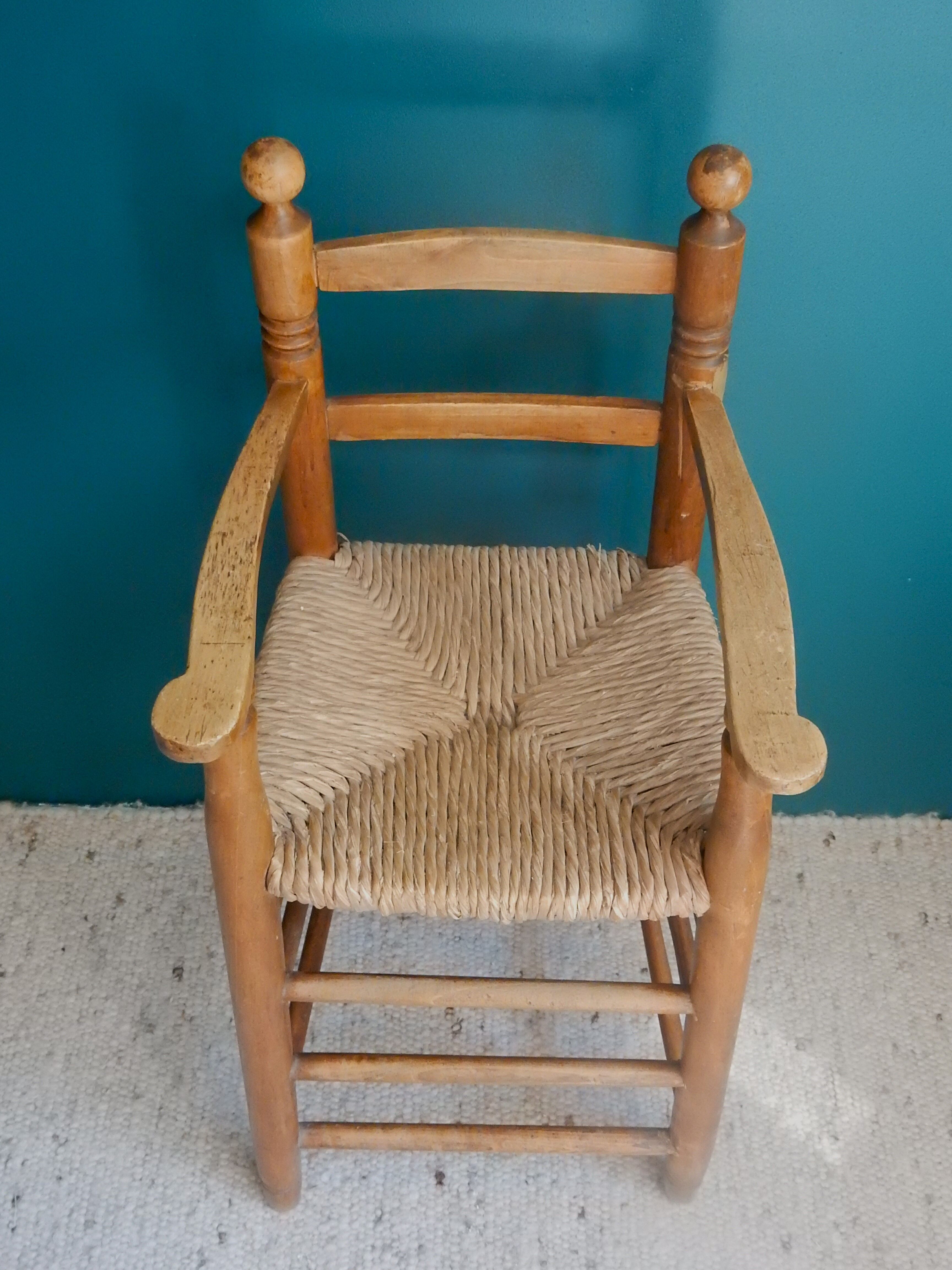 Children's high chair made of wood and straw