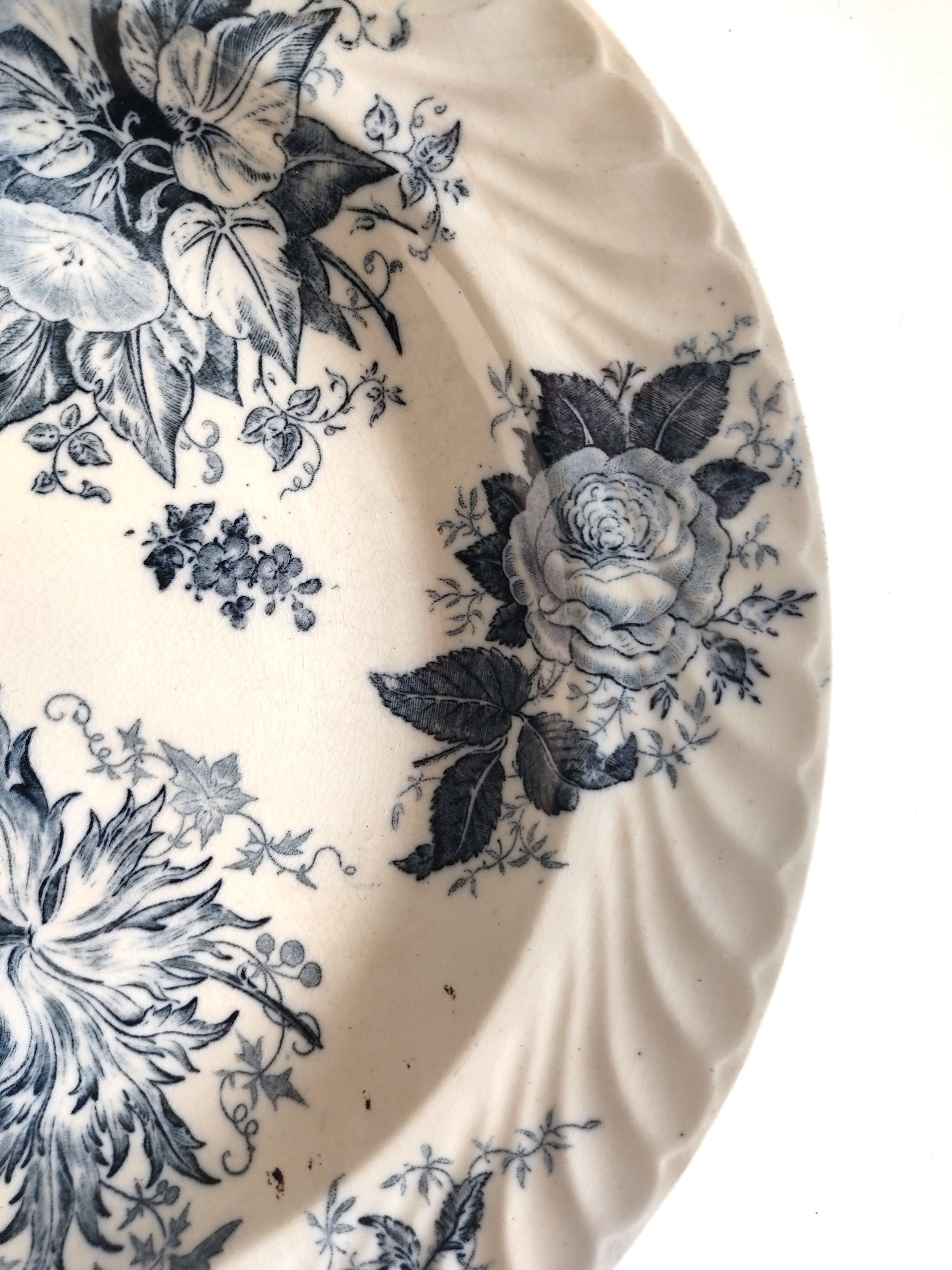 Flat earthenware blue flowers model Glory 31.5 cm