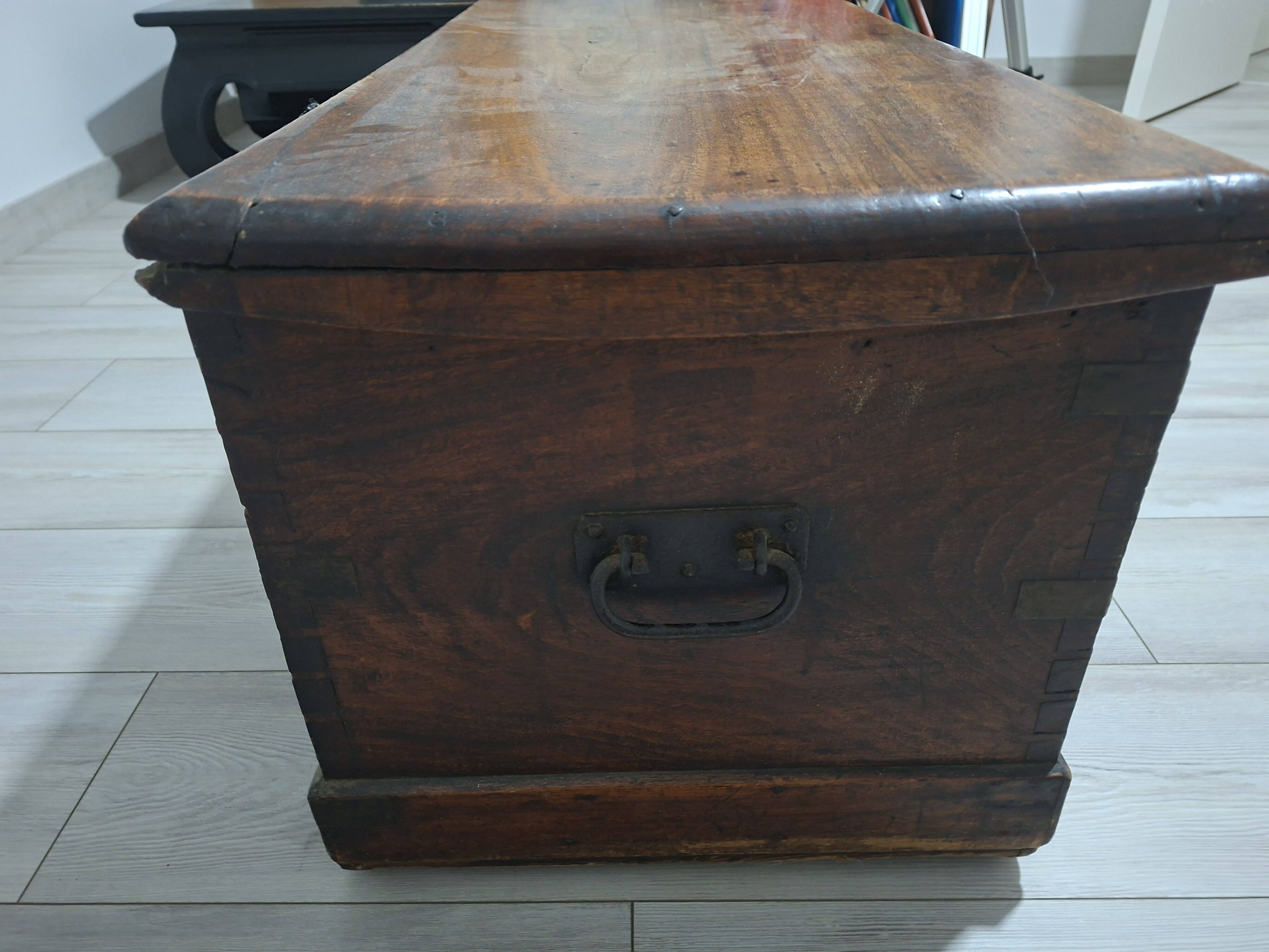 Antique wedding chest in solid wood — Late 18th century