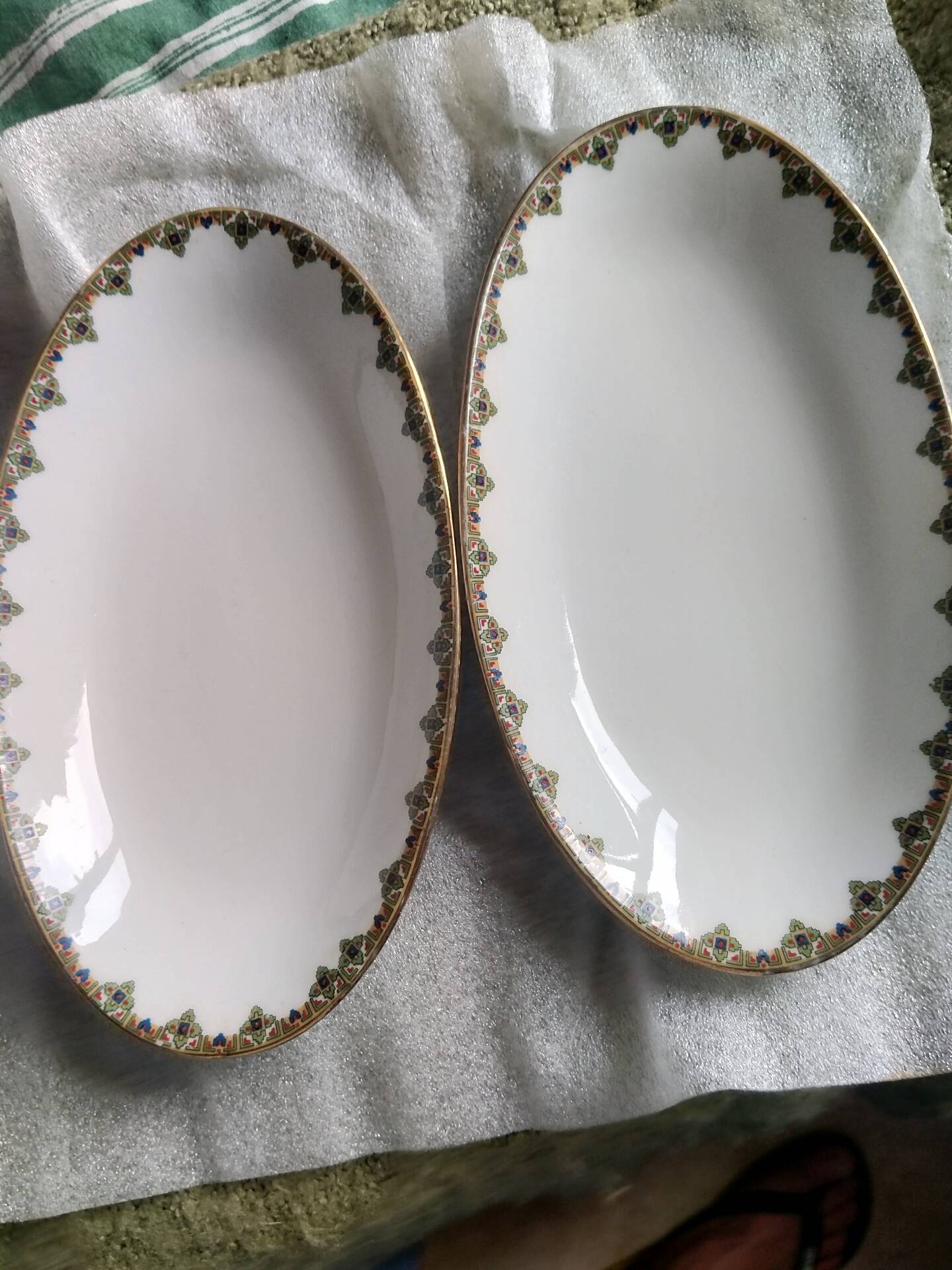 2 porcelain dishes with lions in the French Art Deco style