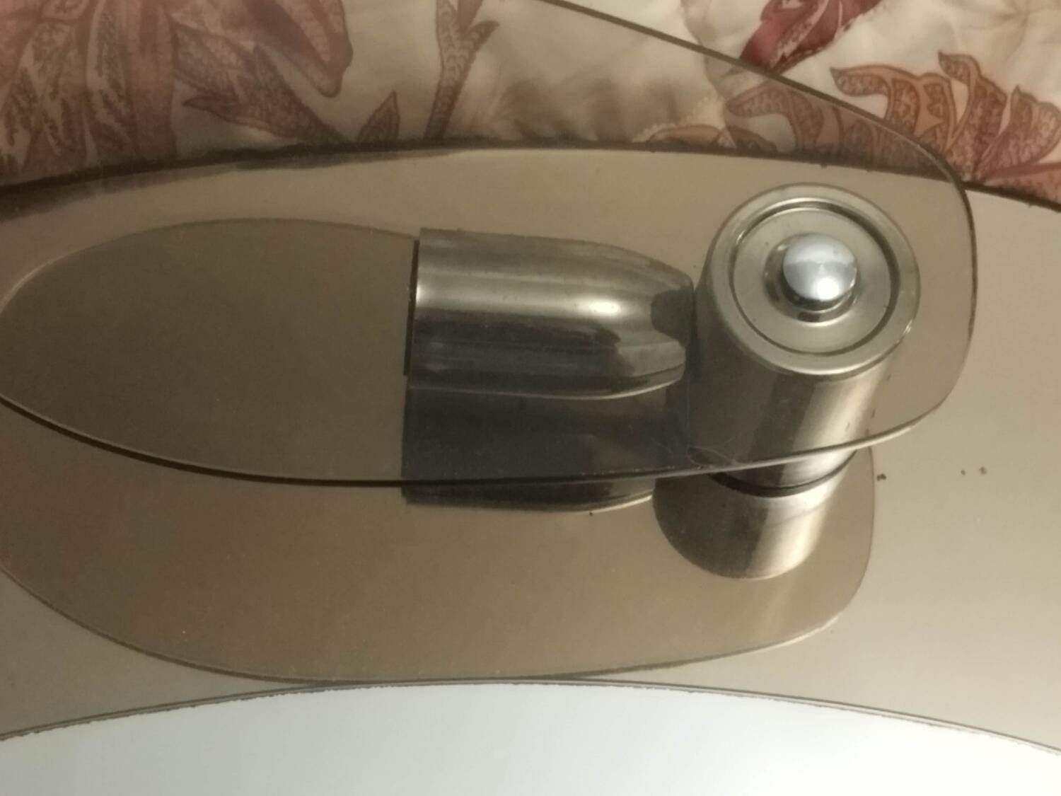 Miroir avec deux appliques en verre fumé attribué à Lupi