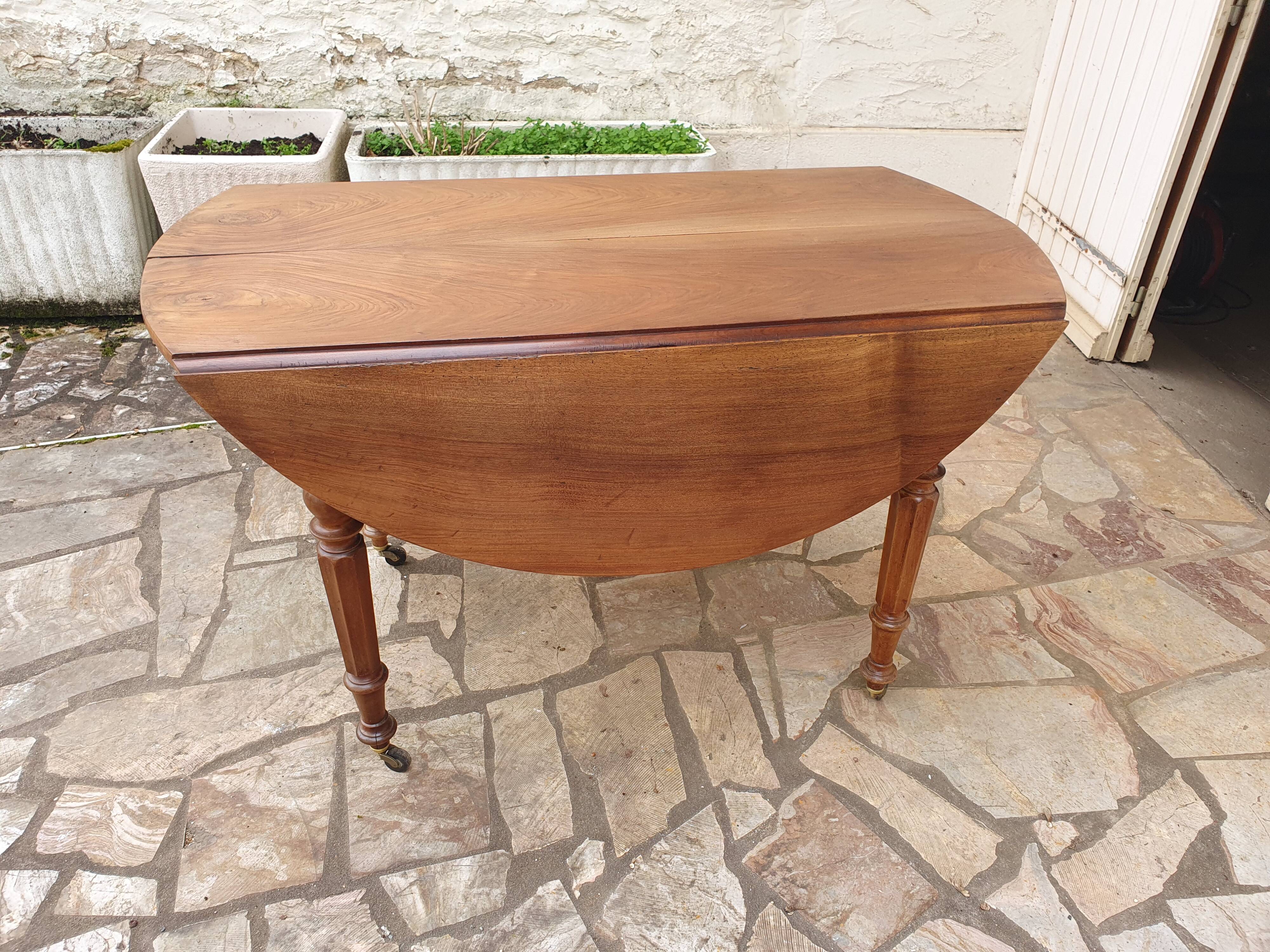 Round extending table in solid walnut, 19th century