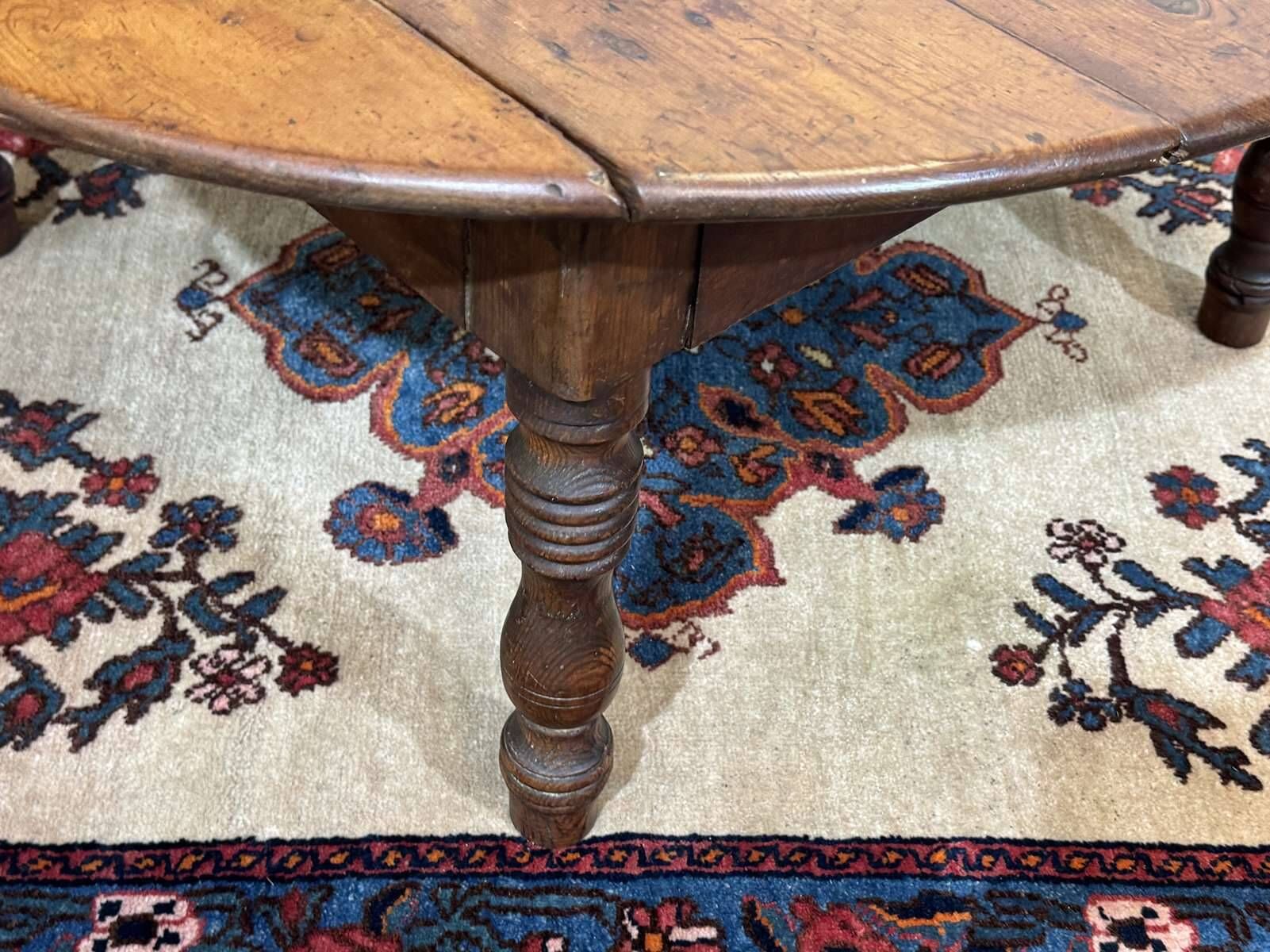 Table basse ovale en sapin début XXème