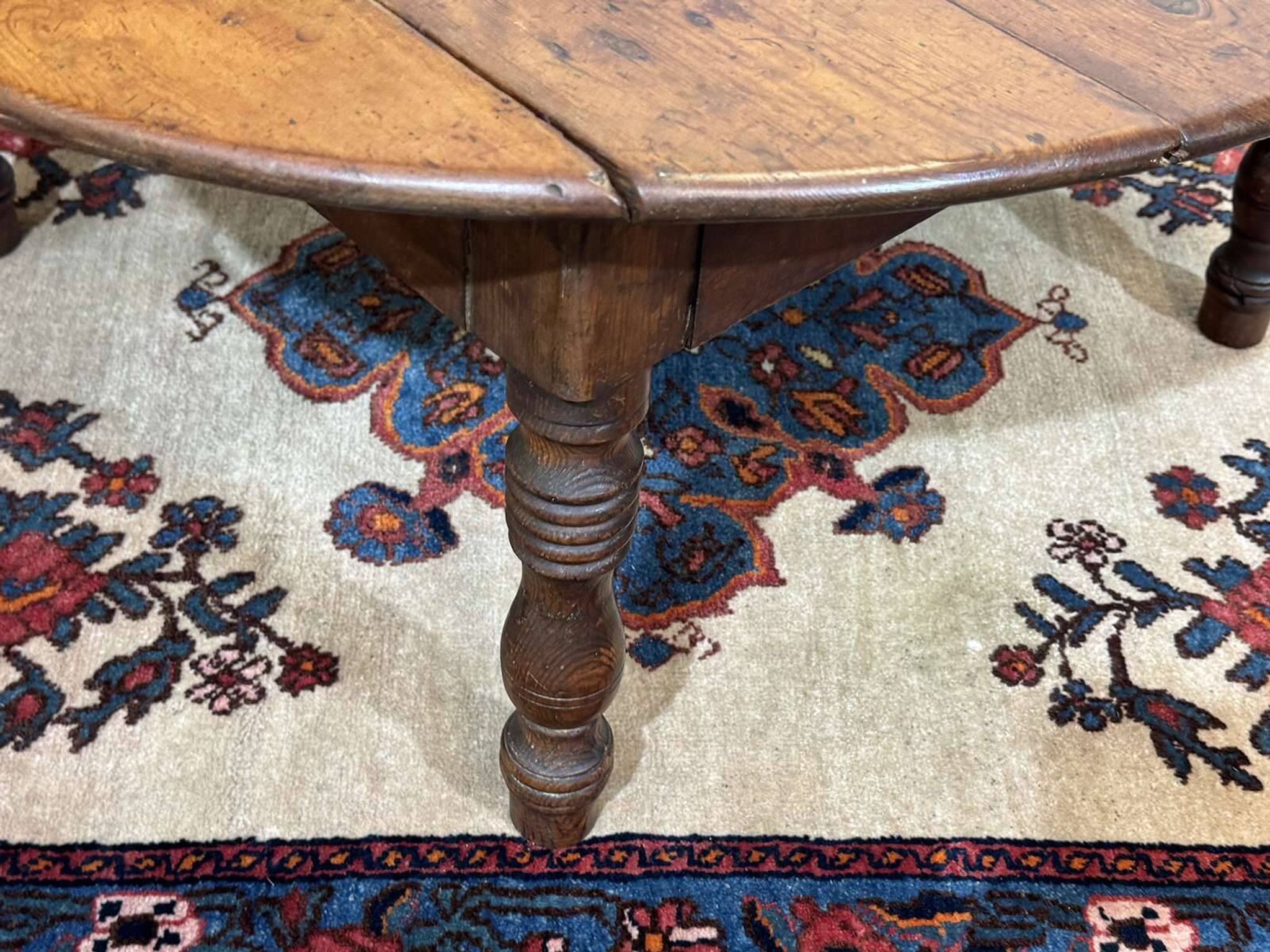 Oval coffee table in fir from the early 20th century.