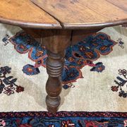 Oval coffee table in fir from the early 20th century.