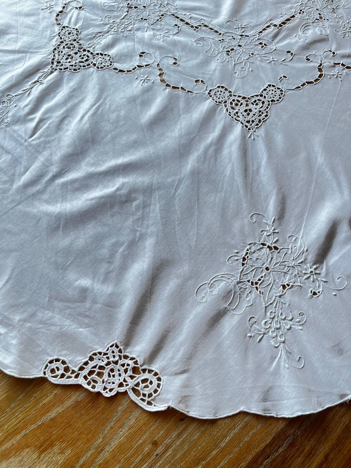 Round embroidered cotton tablecloth