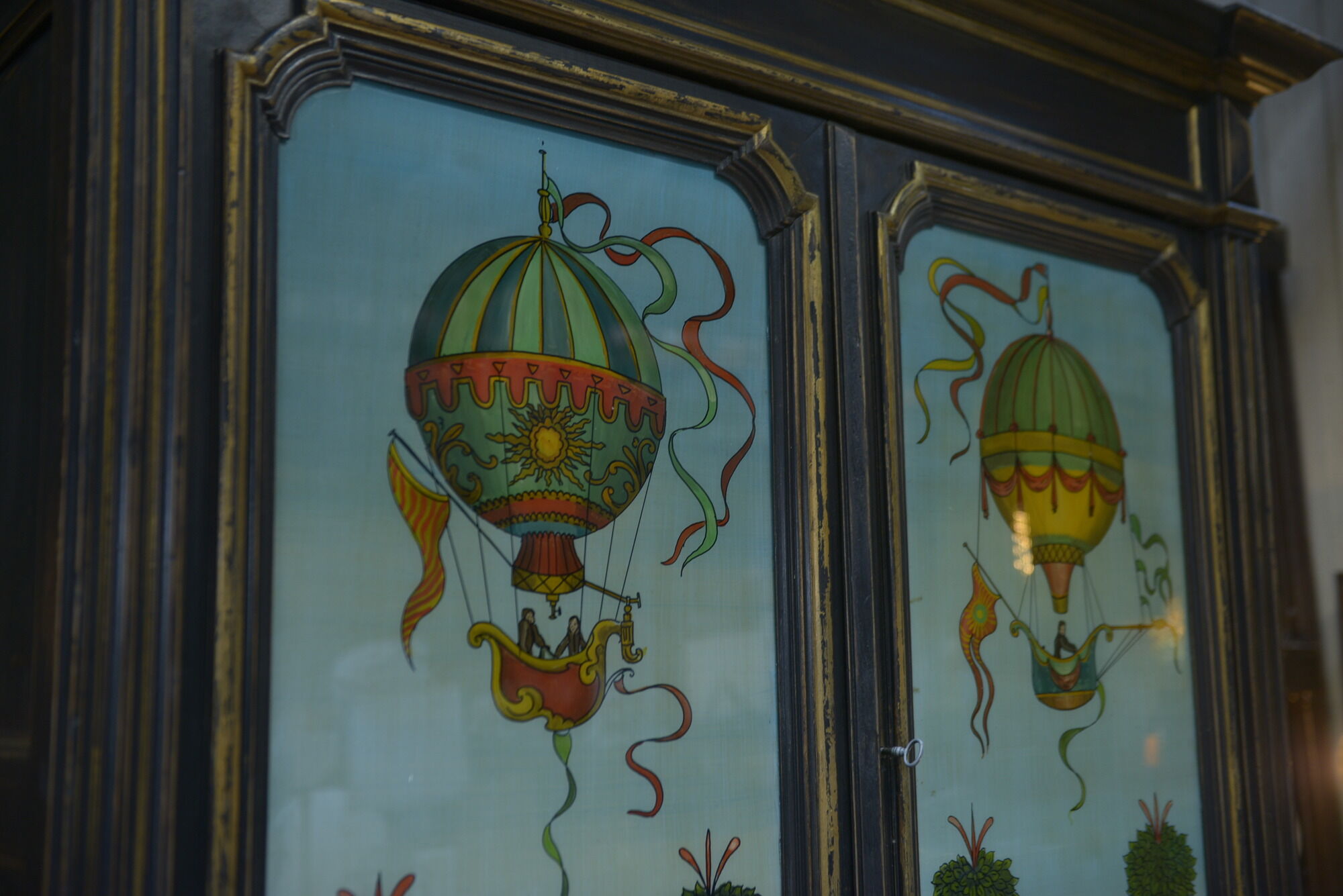 Buffet has two bodies in pear tree blackened napoleon Balloon decoration