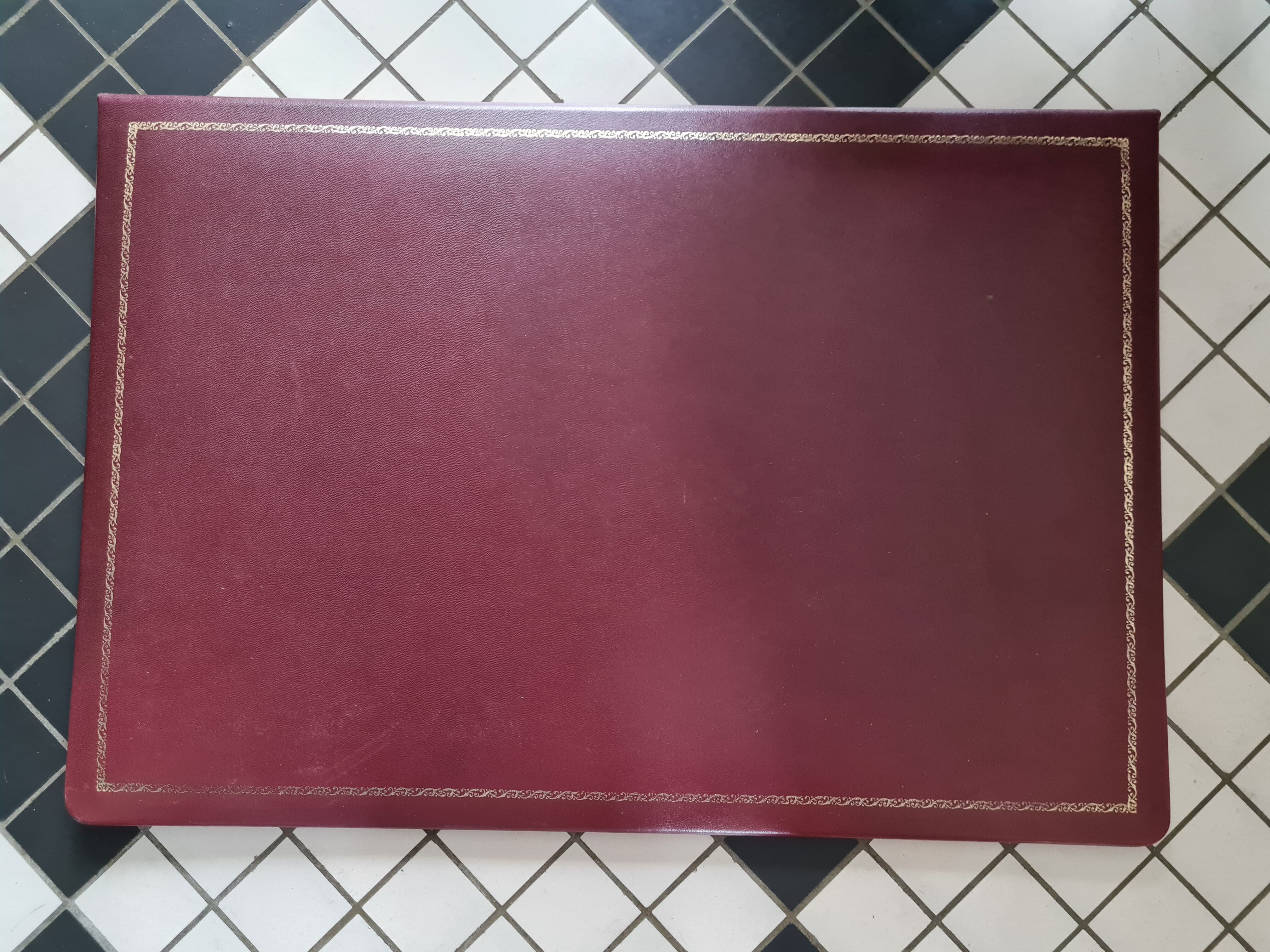 Burgundy leather underhand for office by l'aurige