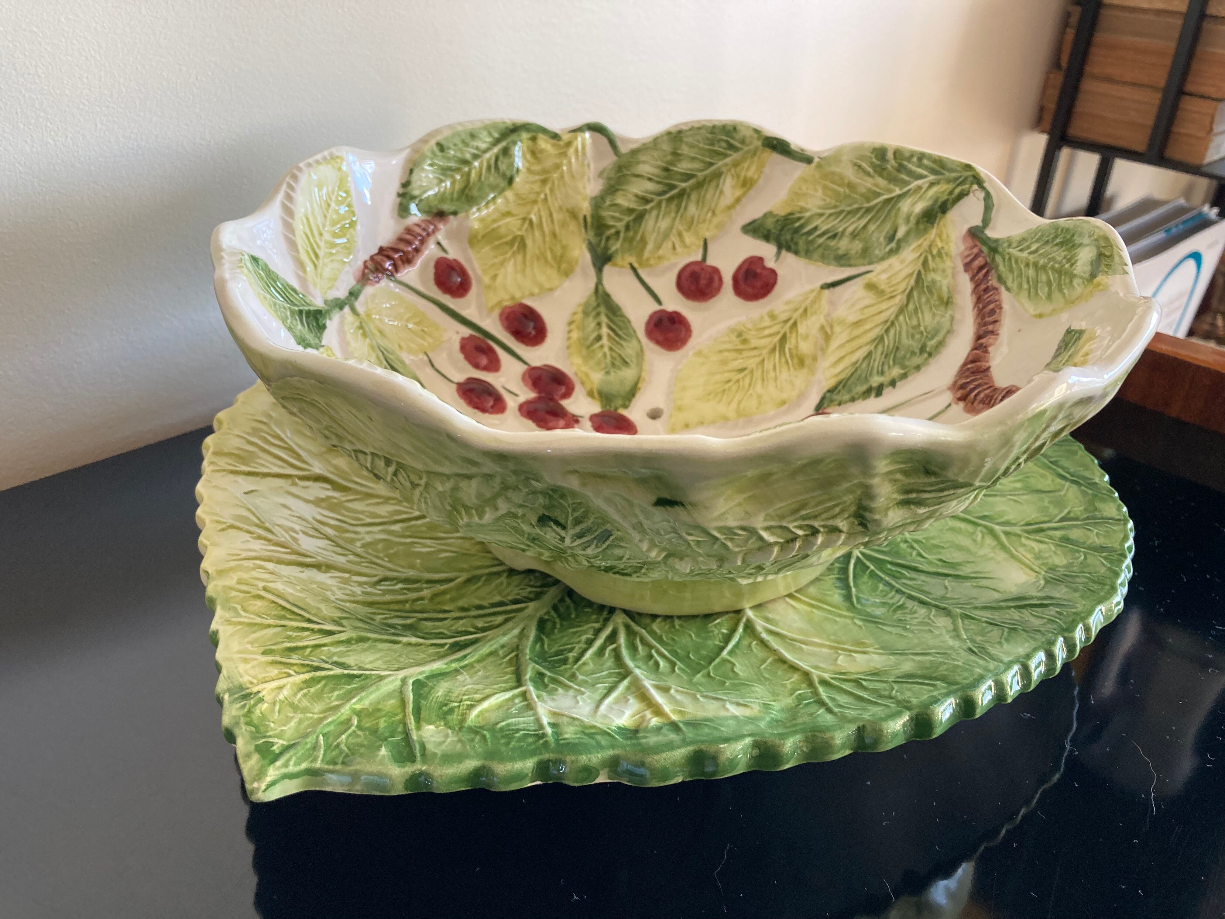 Cherry-decorated drainer fruit cup with its leaf-shaped dish