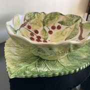 Cherry-decorated drainer fruit cup with its leaf-shaped dish