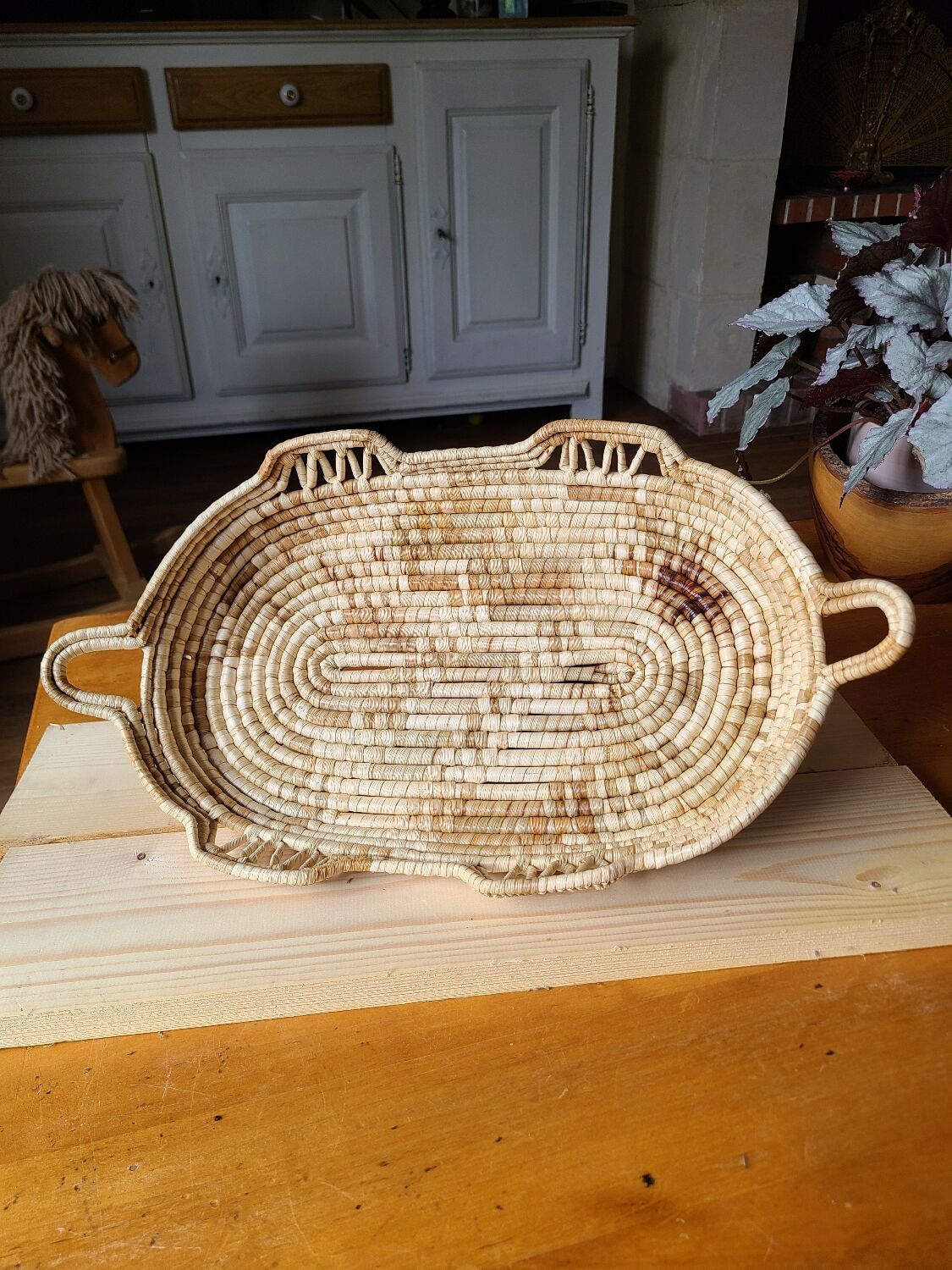 Braided basket in natural fiber, free form, vintage