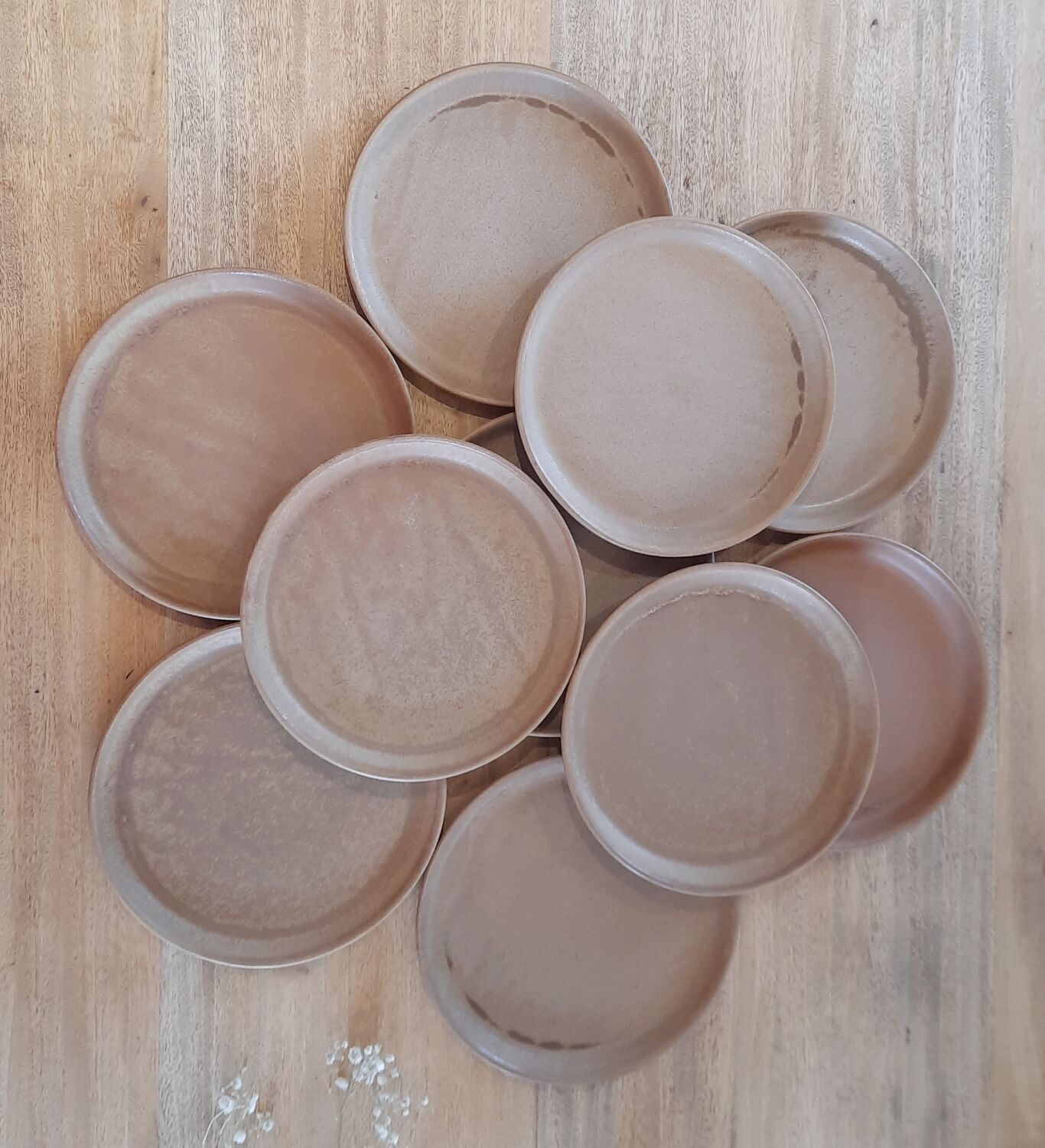 Flat stoneware plate