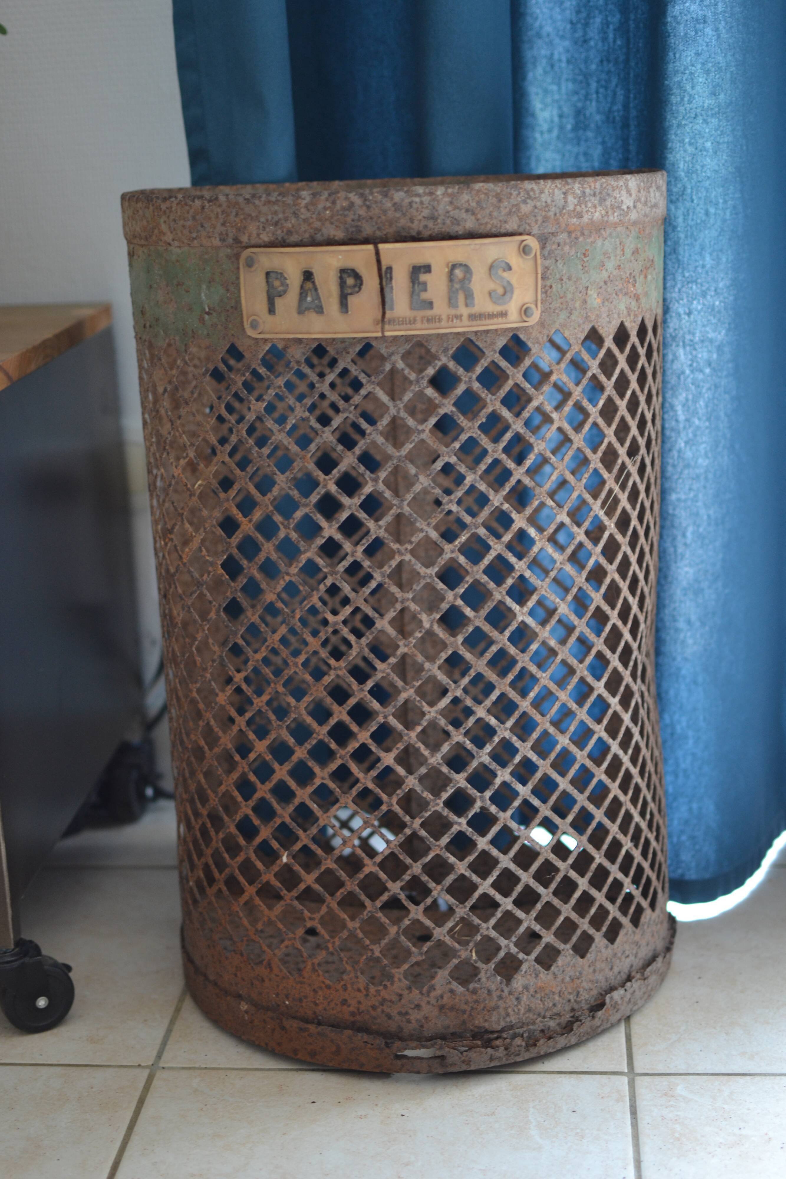 Old paper bin on rue Montrouge