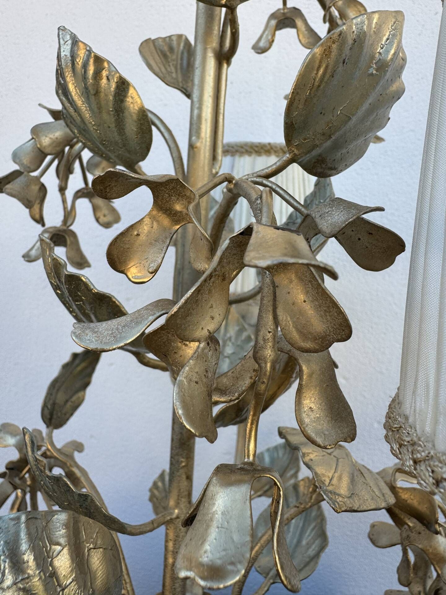 Florentine lamp with foliage from the 1970s.
