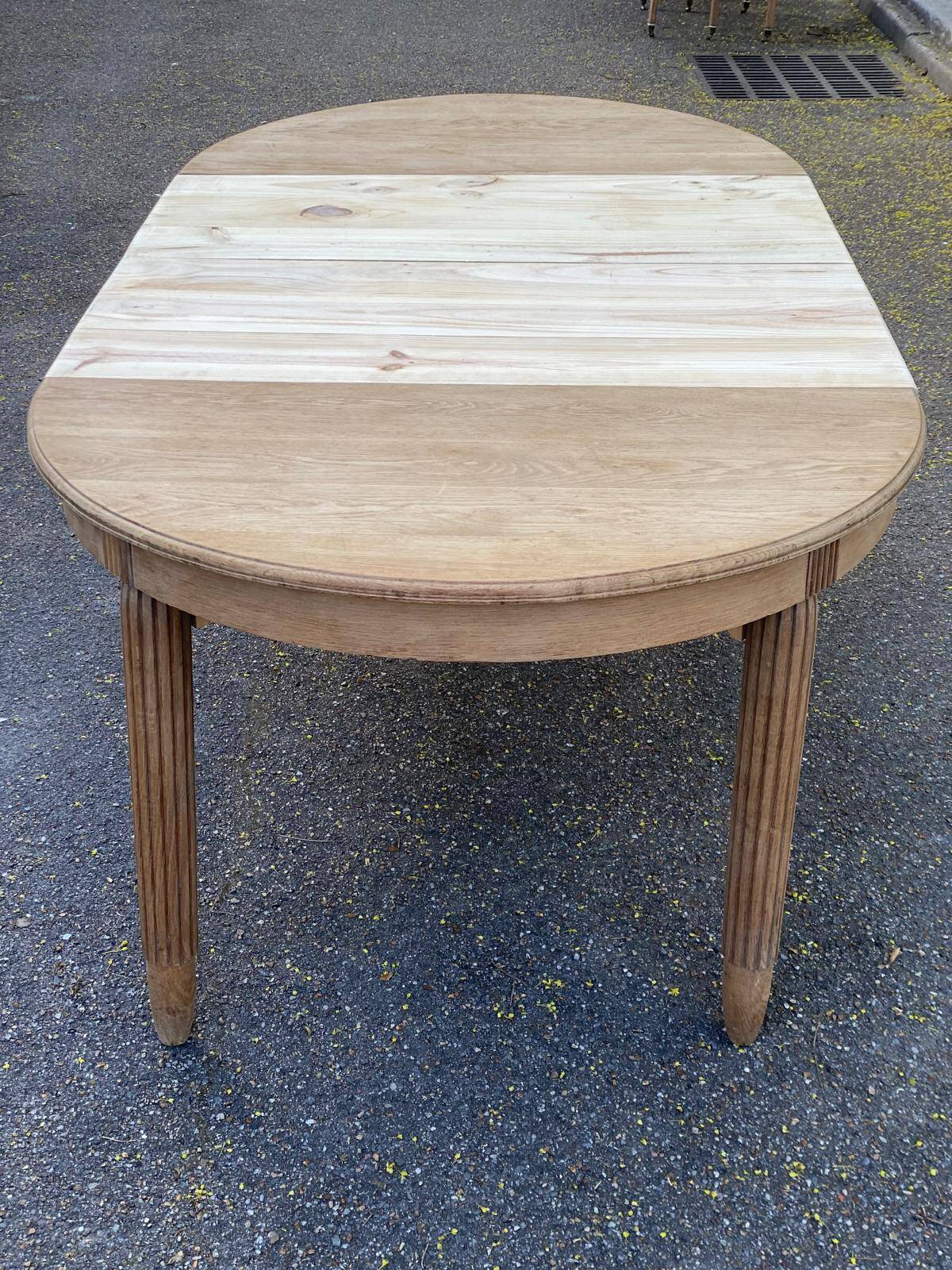 Renovated round Art Deco dining table, extendable, made of solid oak, 213cm.