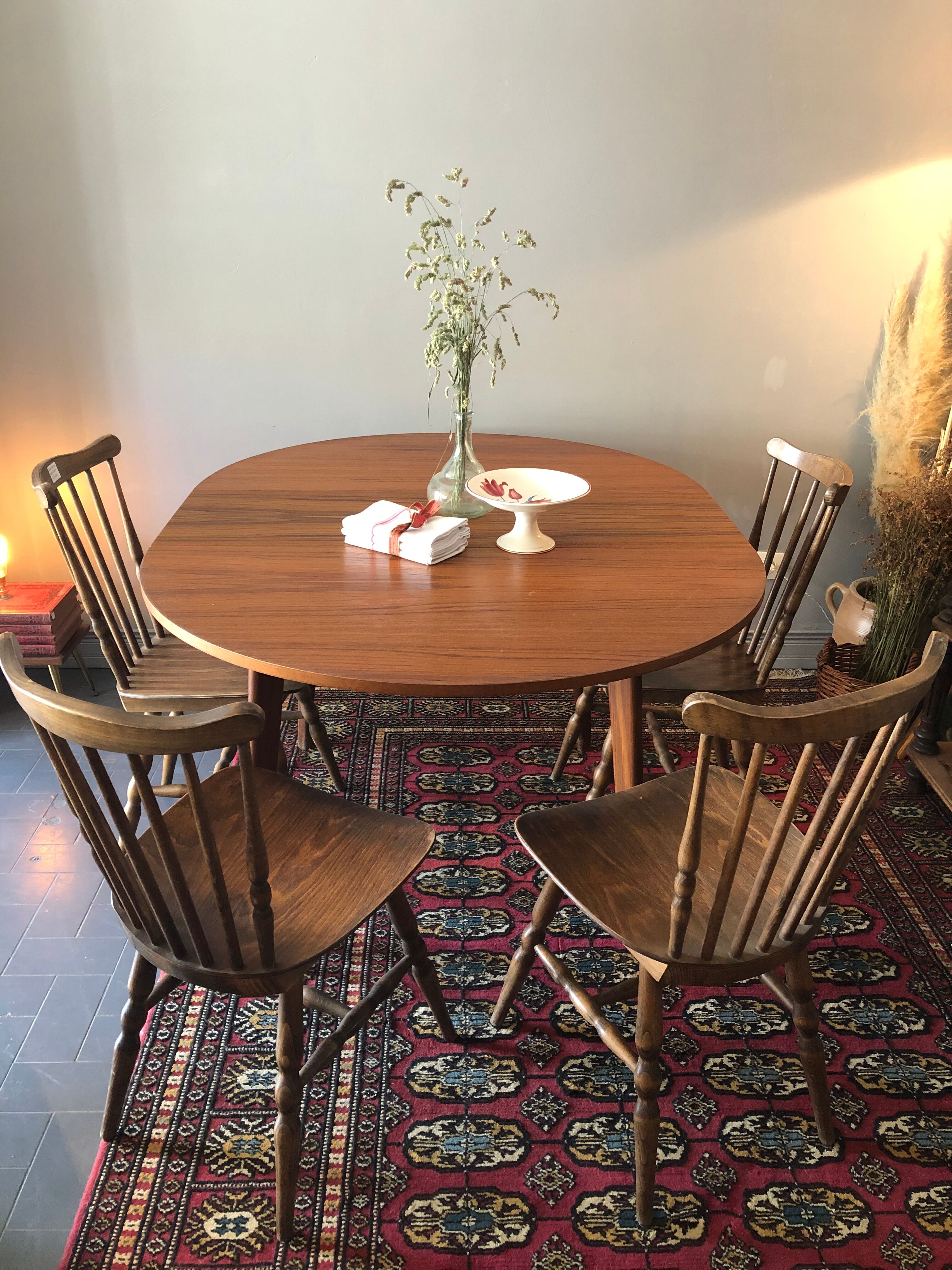 Extendable vintage roundtable