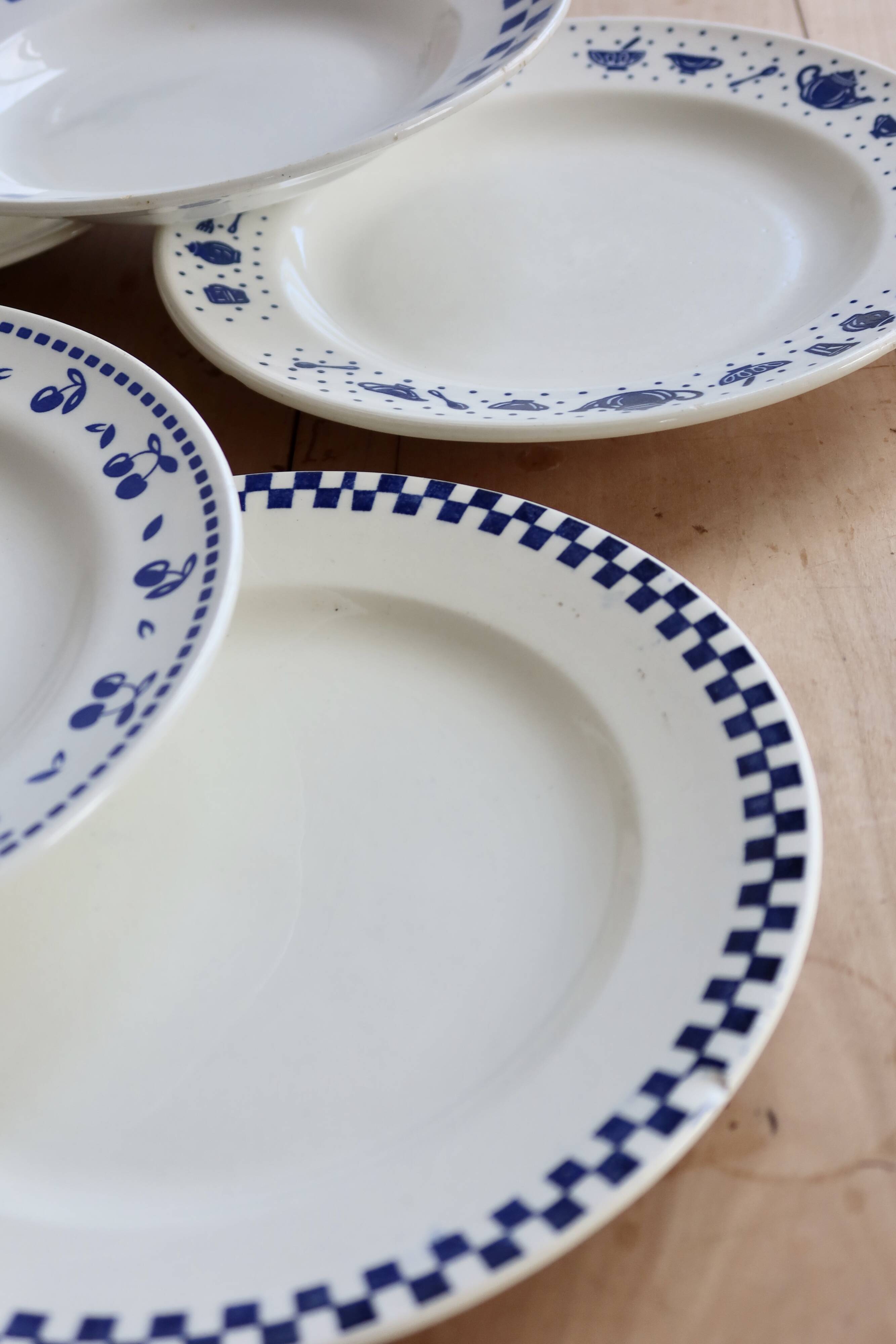6 mismatched vintage blue and white earthenware dinner plates – Lot Marl