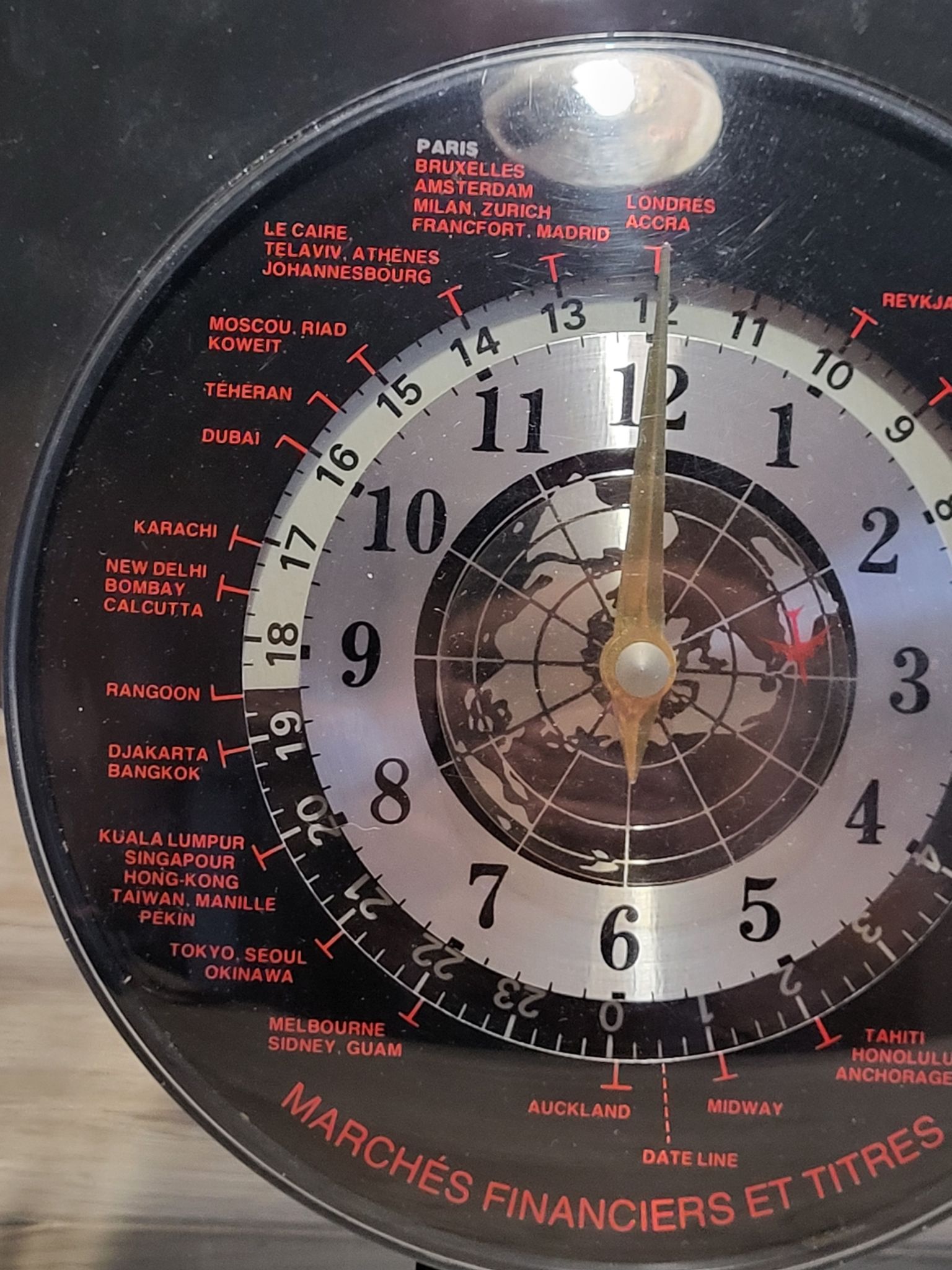 Crédit agricole animated advertising clock financial markets and bank securities