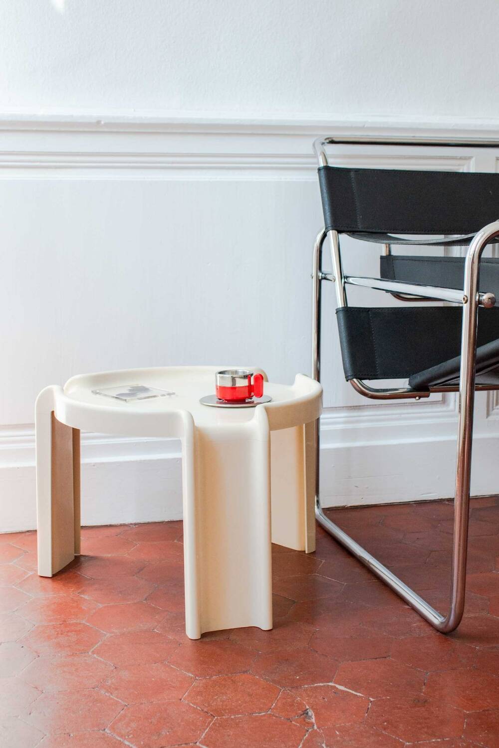 Kartell 4905 beige coffee table design by Giotto Stoppino
