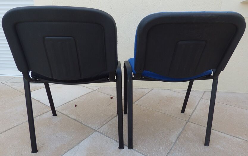 2 chaises empilables de tissus noir et bleu