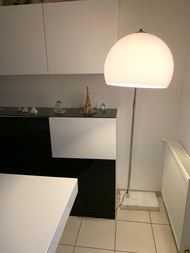 Lampadaire arc blanc et argenté en métal et marbre