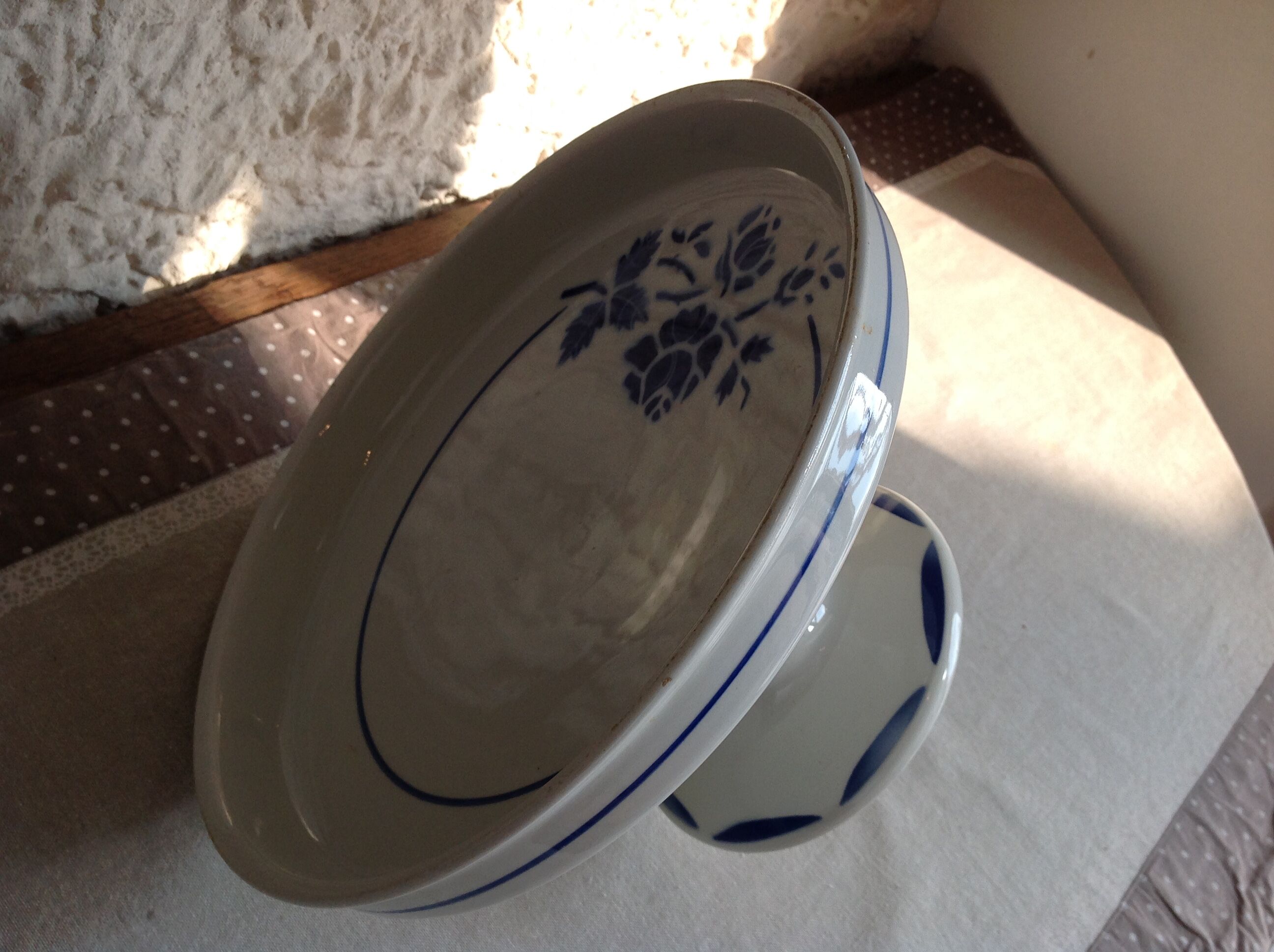 Cup on foot in white ceramic and blue flowers / vintage 50-60 years
