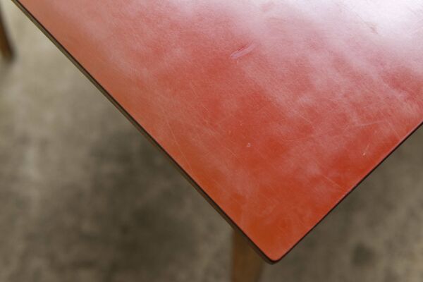 Table de salle à manger en hêtre des années 50 avec plateau en formica rouge