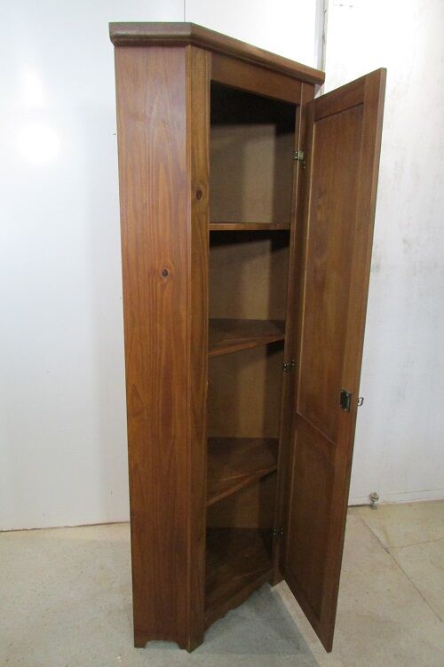 Corner, furnished to high angle pine