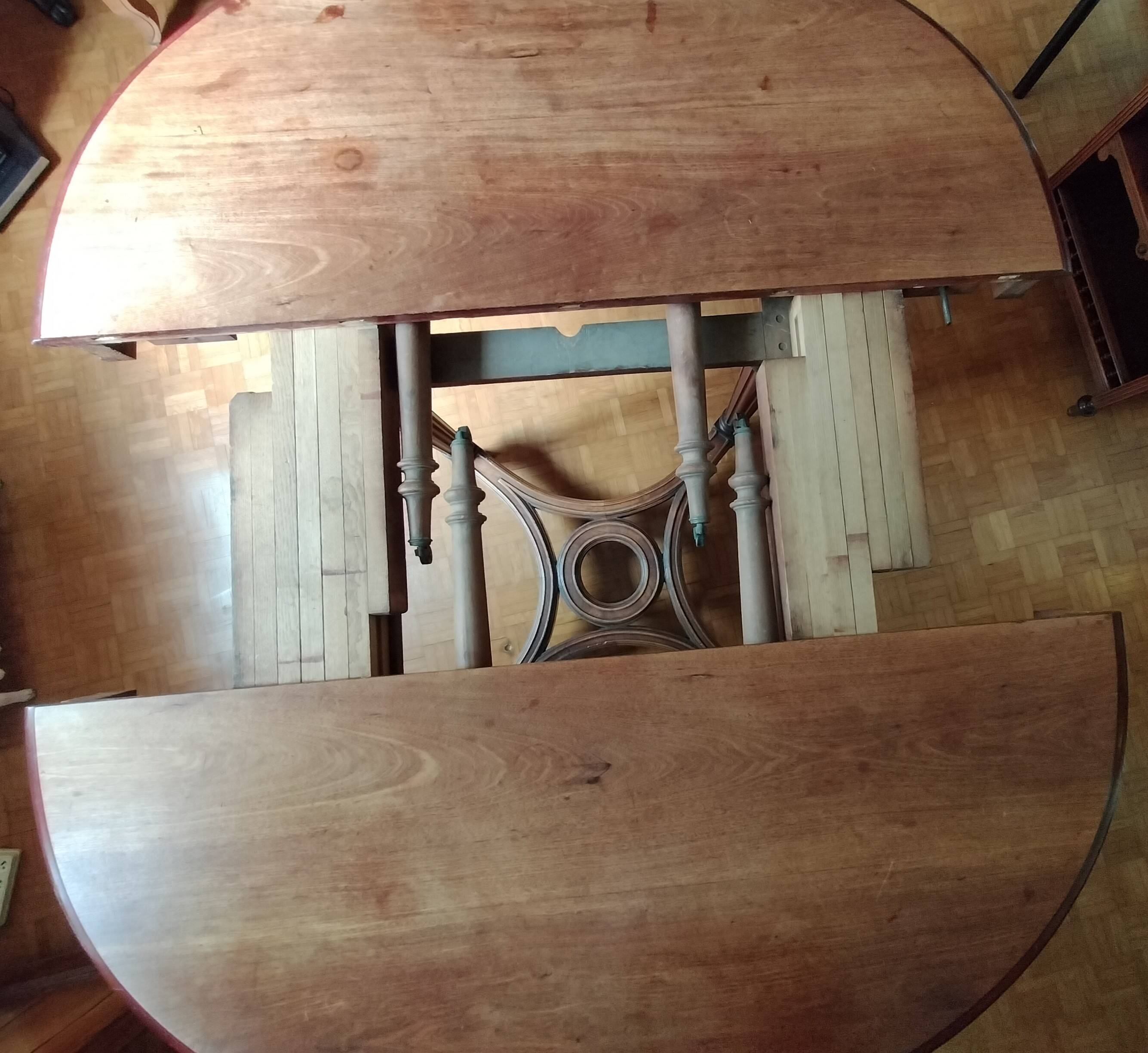 Oval centre table in solid mahogany from the Directoire, Empire period.