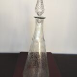 Pyramid carafe with white geometric patterns and its cap