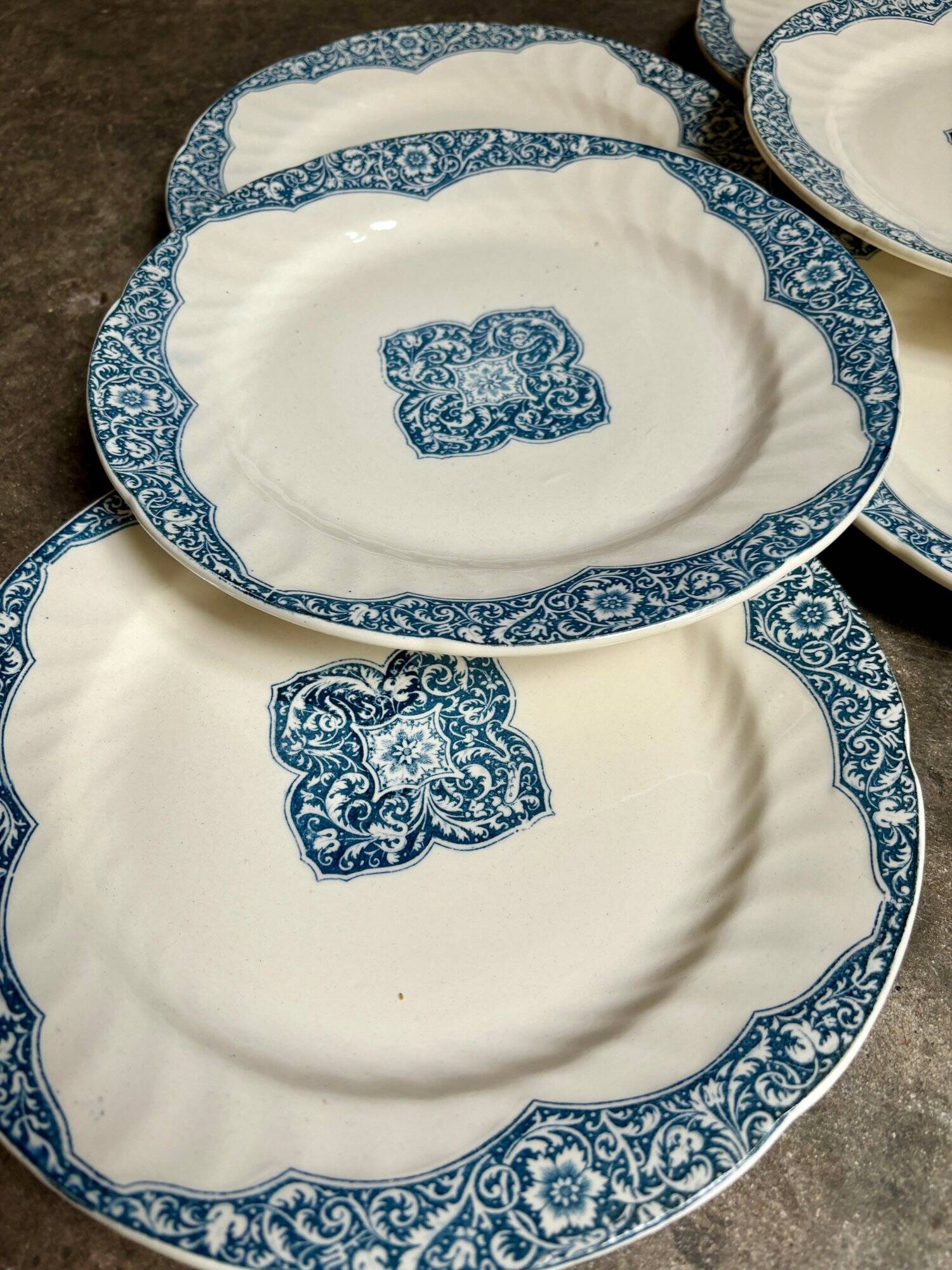 6 Gien flat plates in blue and ecru iron earth