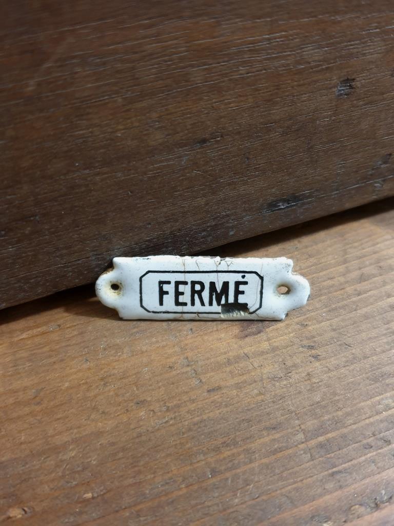 Firm enamelled plate