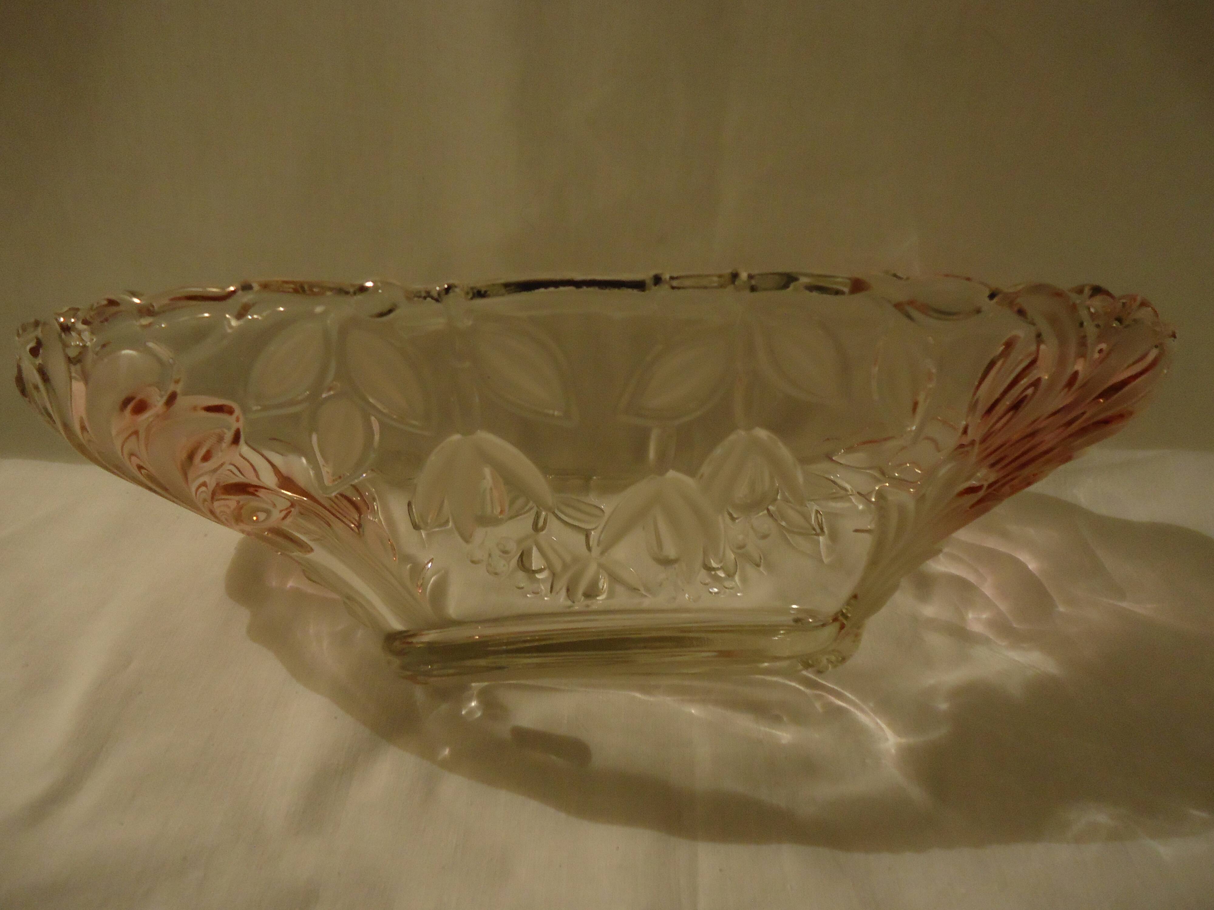 Oval bowl in crystal and frosted glass, pink and frosted.