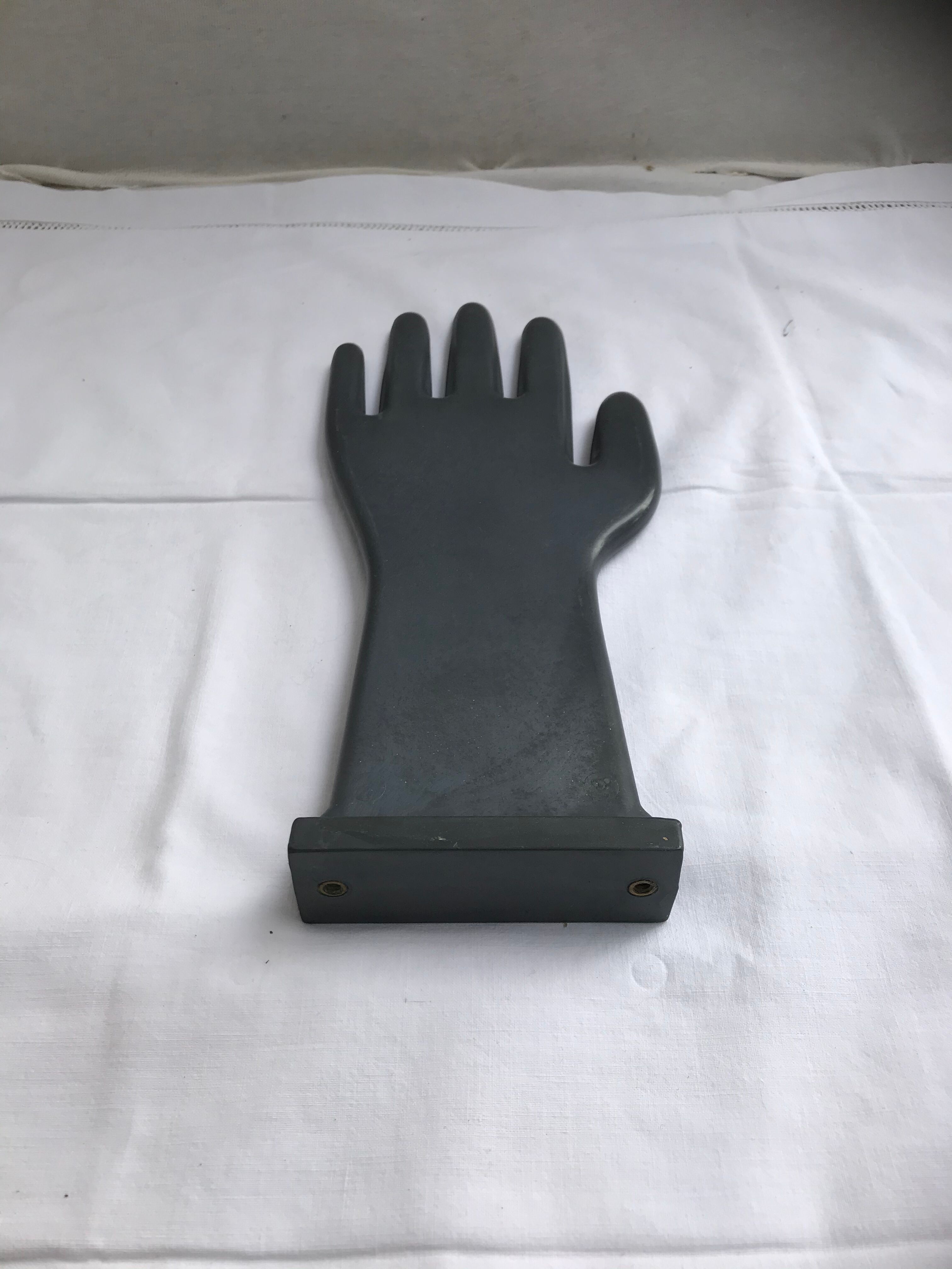 Former main gloves holders