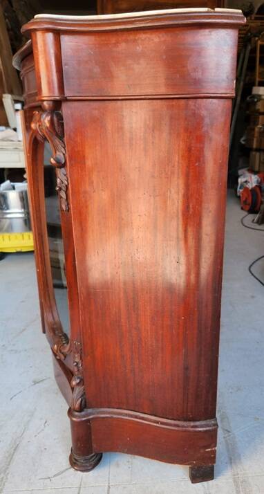 Curved display cabinet from the Napoleon III era in mahogany, circa 1850.