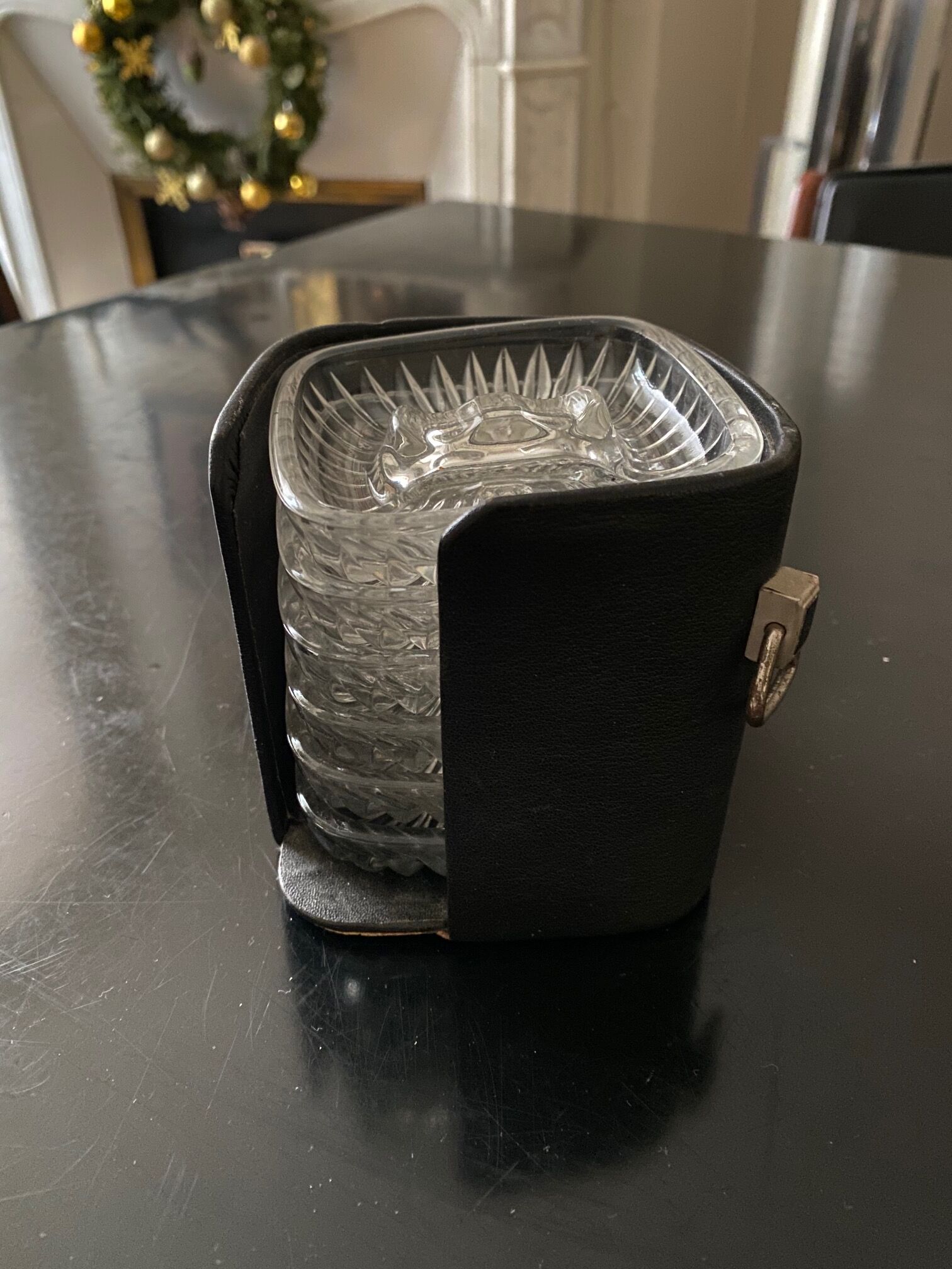 6 individual ashtrays in a leather case