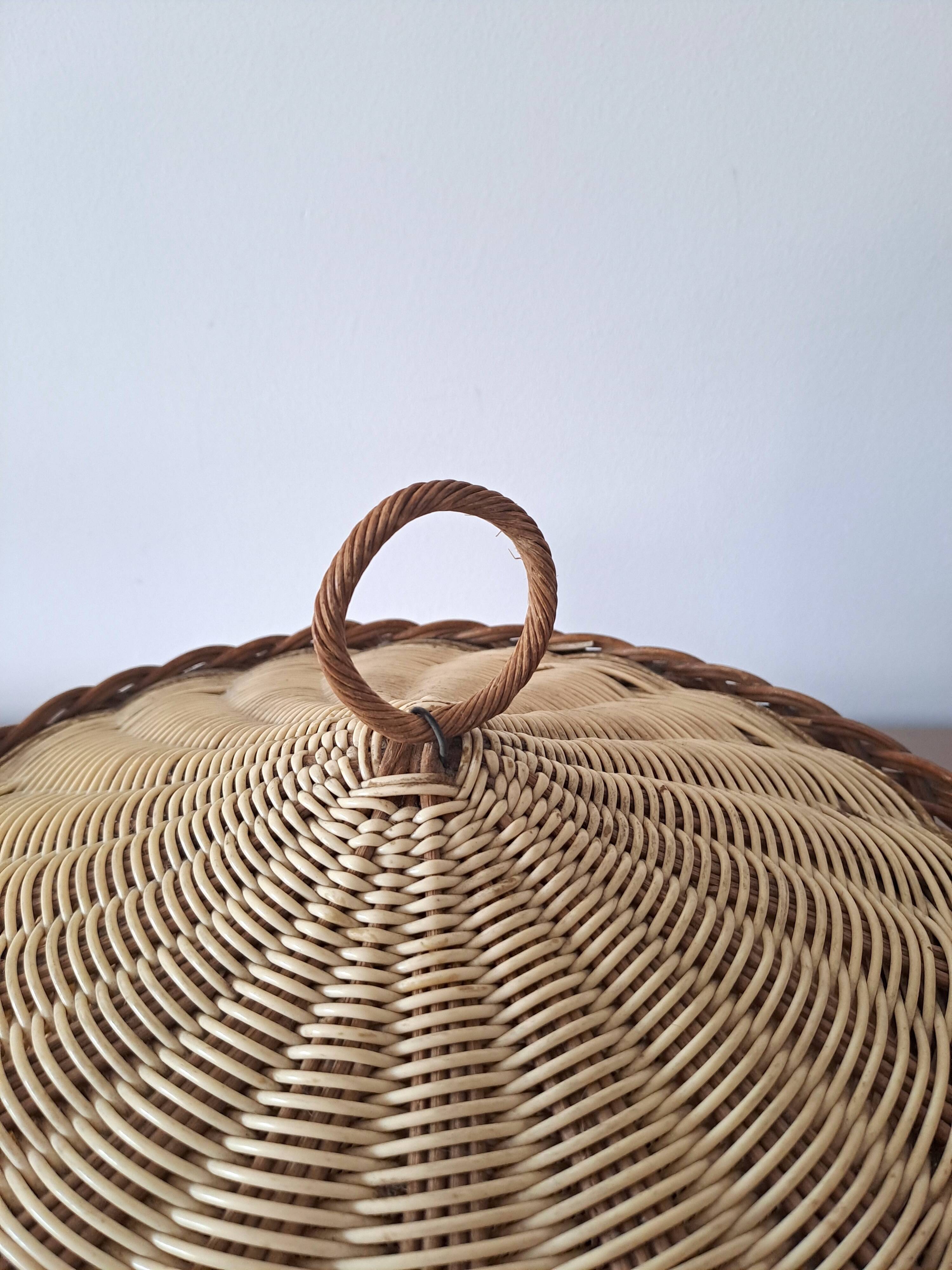 Vintage woven wicker basket with lid - Natural crafts